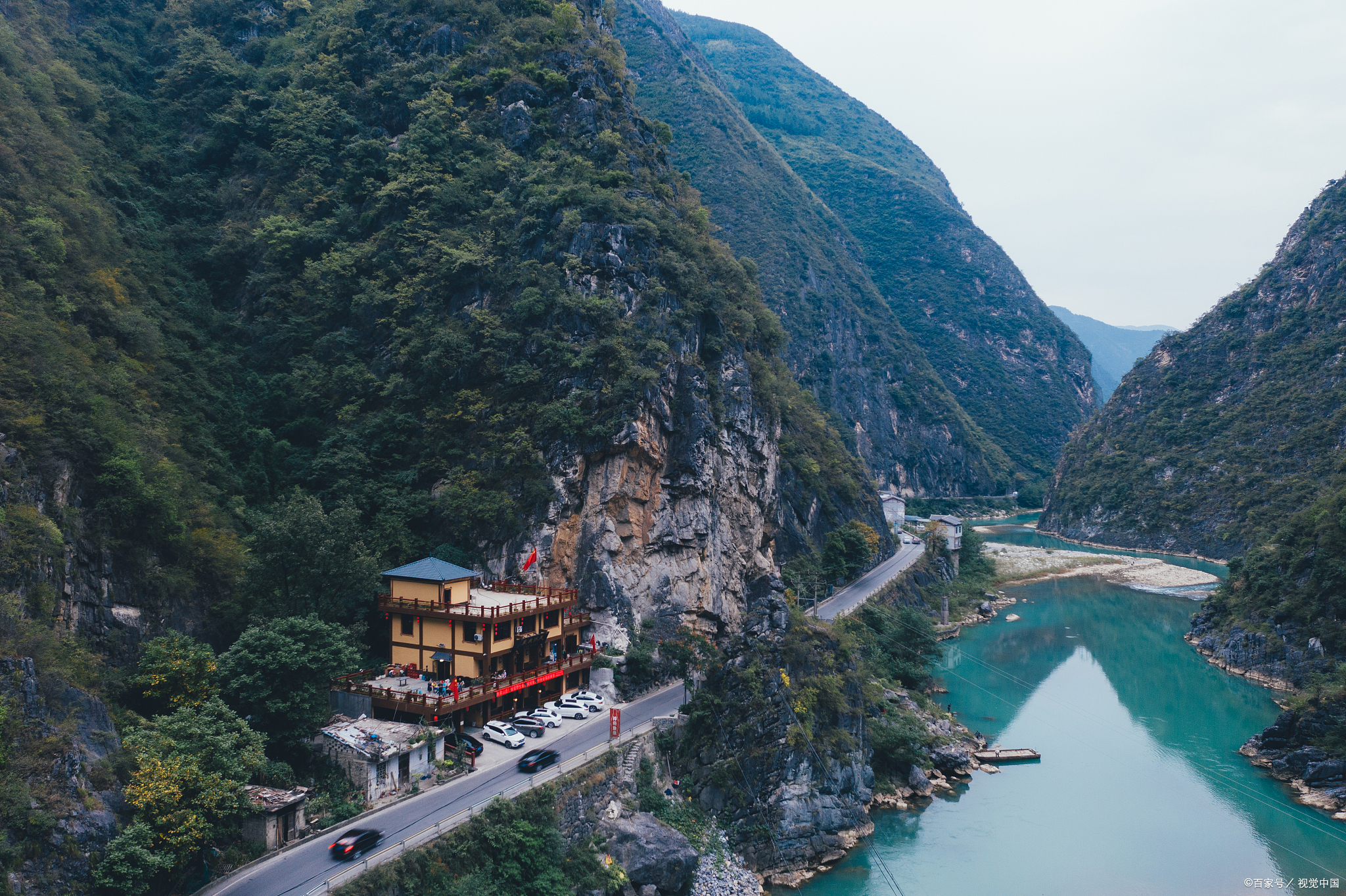 特别是通往巫溪县的高速公路,越是靠近巫溪县,景色越是美丽,让人流连