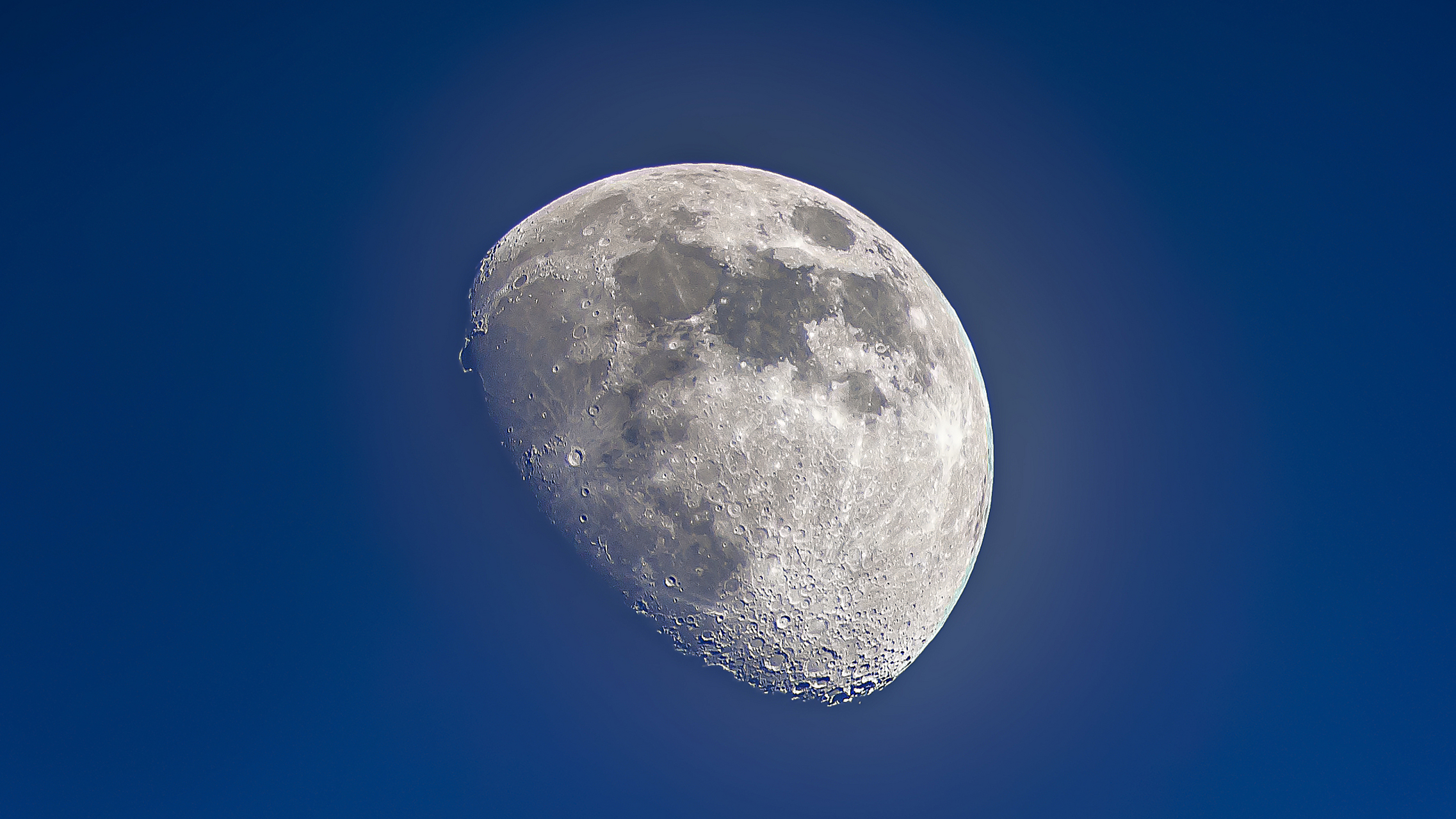 月球直径约为3474公里,表面积为3.8亿平方公里,是太阳系中第五大卫星.