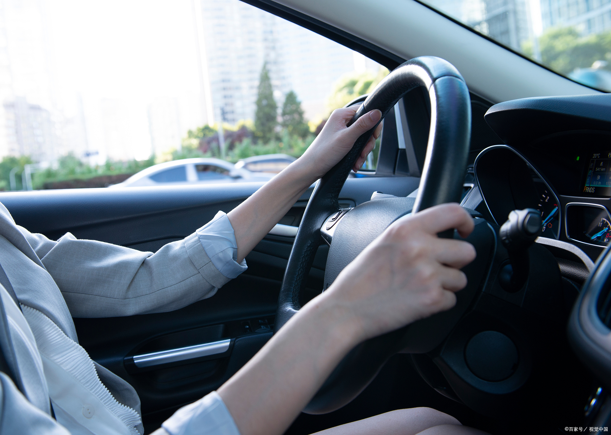 单手操控方向盘,隐藏的危险你知多少?