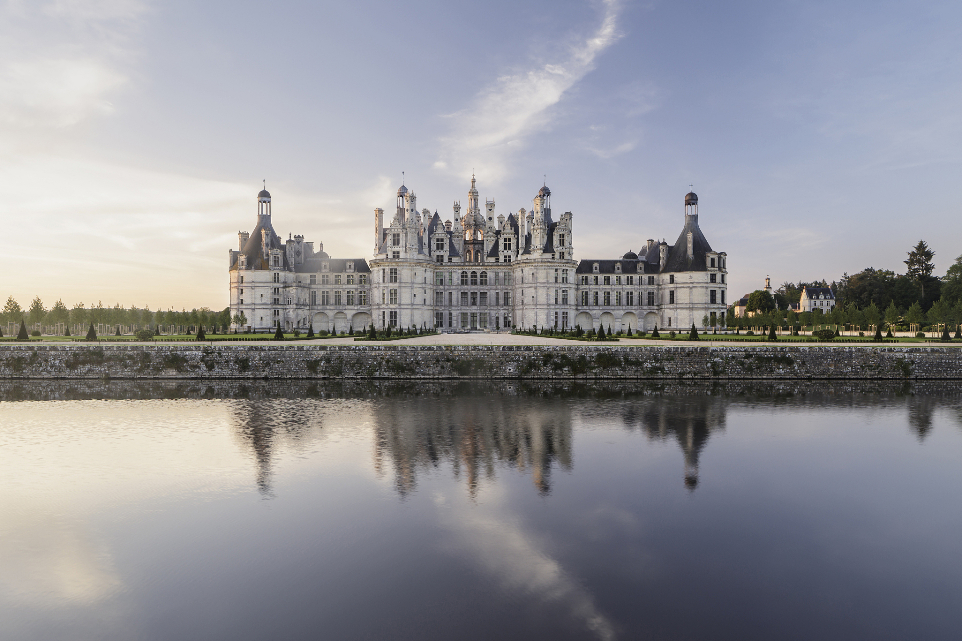 香波城堡(亦称为:香波堡)是法国卢瓦尔河谷所有城堡中最宏伟也是最大