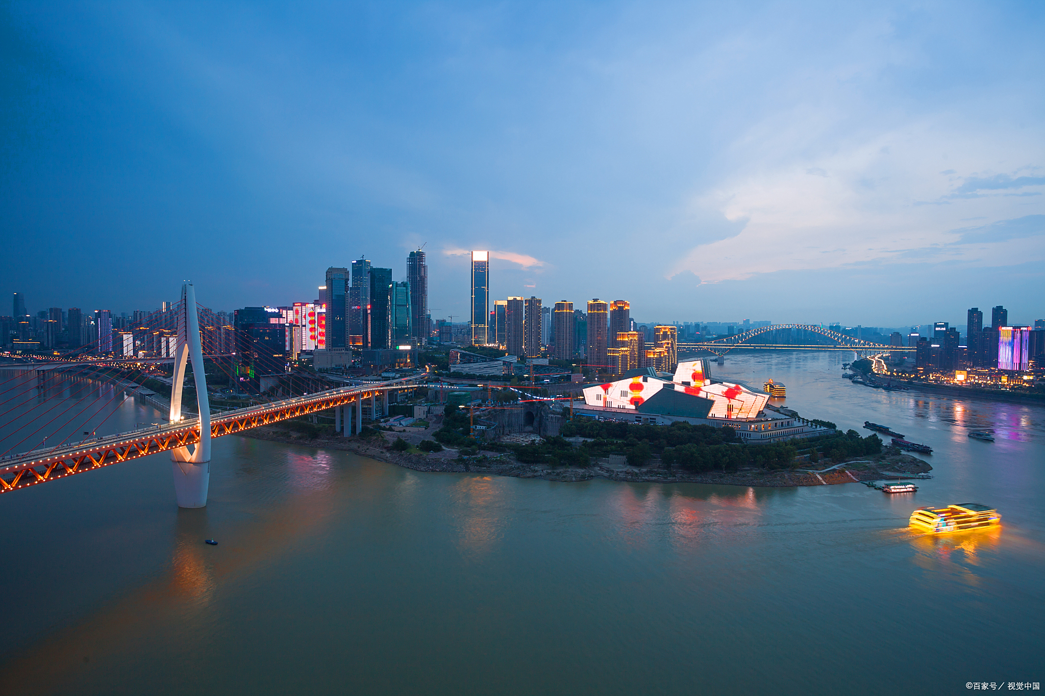 重庆的夏天是一场充满烟火气的感官盛宴,这座山城用滚烫的热情诠释着