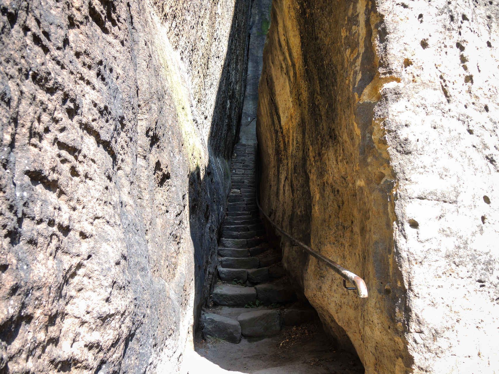 剑门蜀道是首批国家级风景名胜区,以剑门关为核心,北起陕西宁强,南到