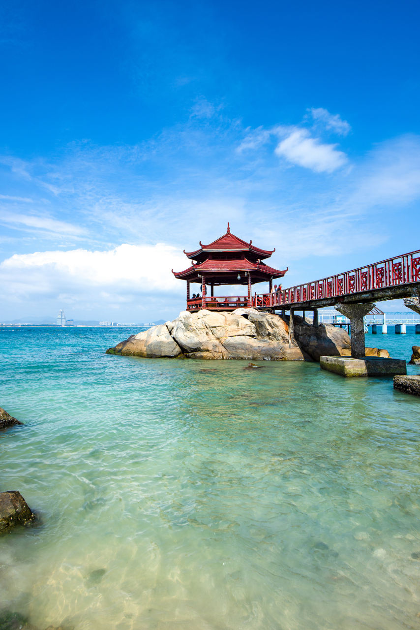 莱州位于山东半岛西北部,拥有云峰山,月季园,中华武校等众多景点.