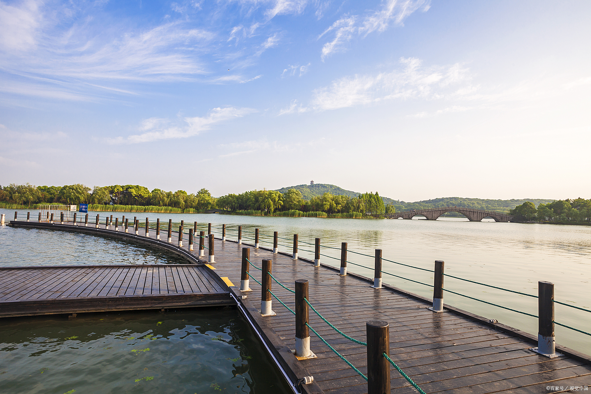 在这繁华的都市一隅,东湖静静舒展着她碧绿的裙摆,好似一位恬静的少女