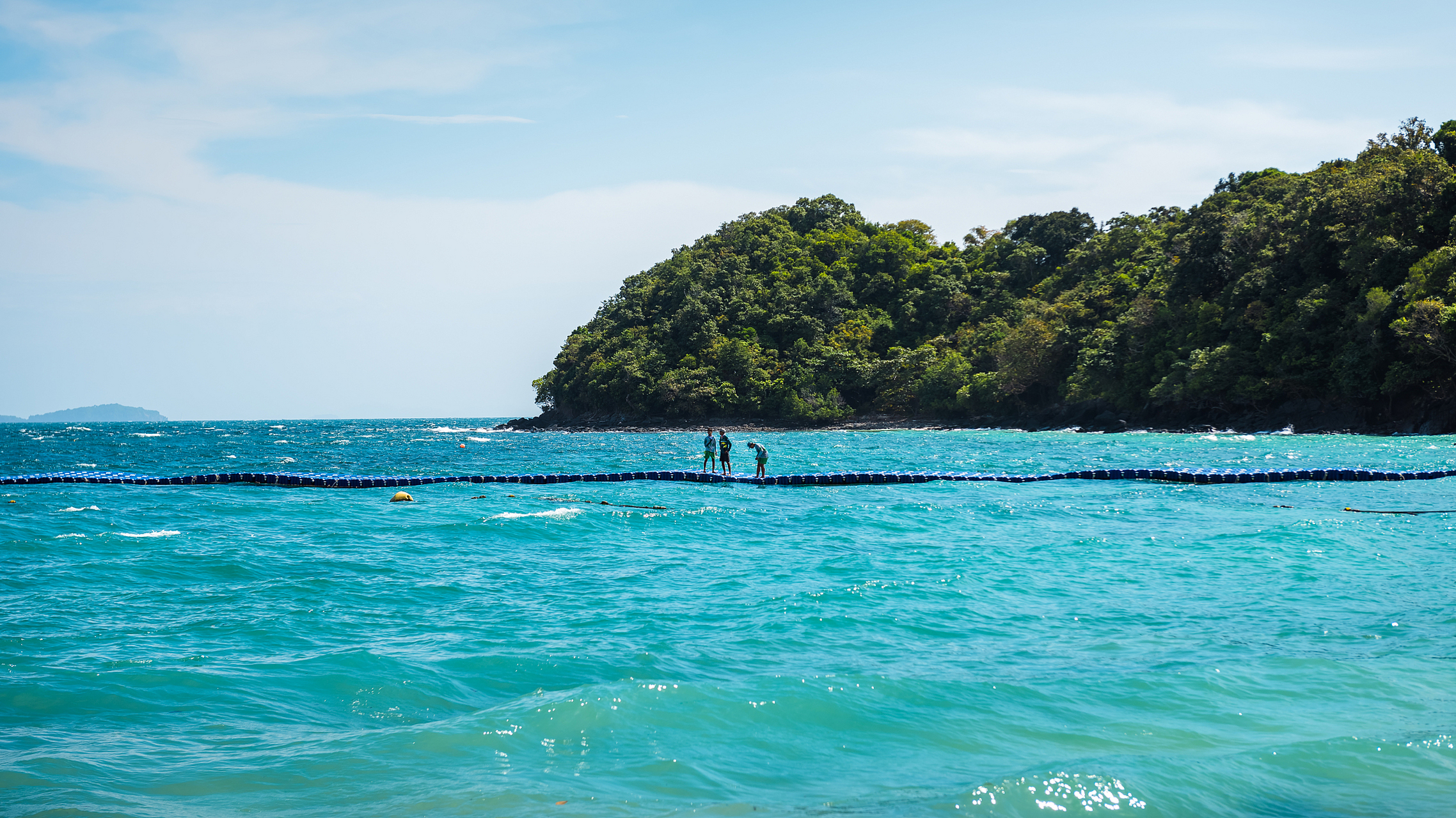 普吉岛,位于泰国南部的安达曼海中,拥有32个离岛,是一座引人入胜的
