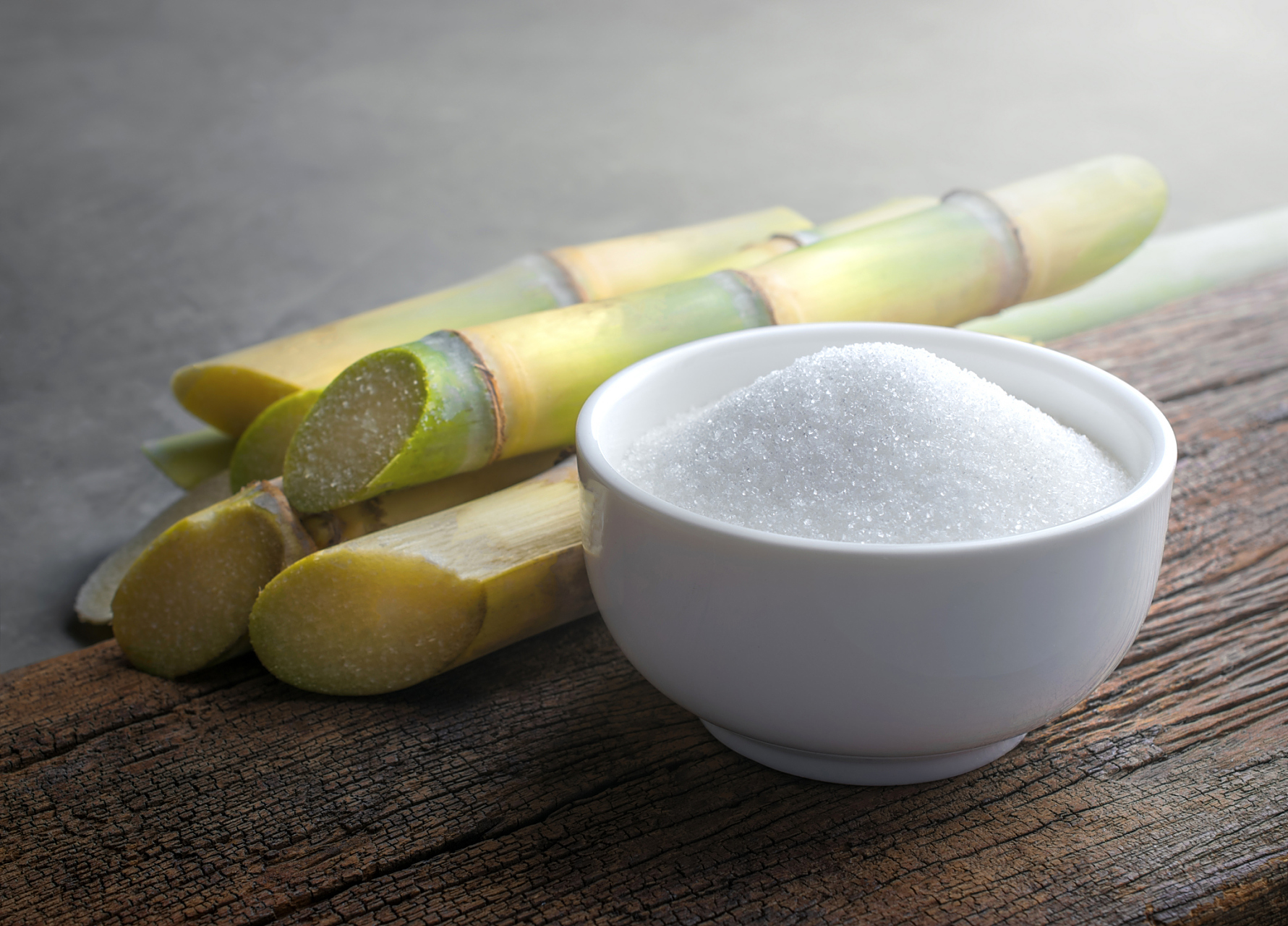 许多食品包装上写着"不含蔗糖",让我们误以为这些食品就是无糖的