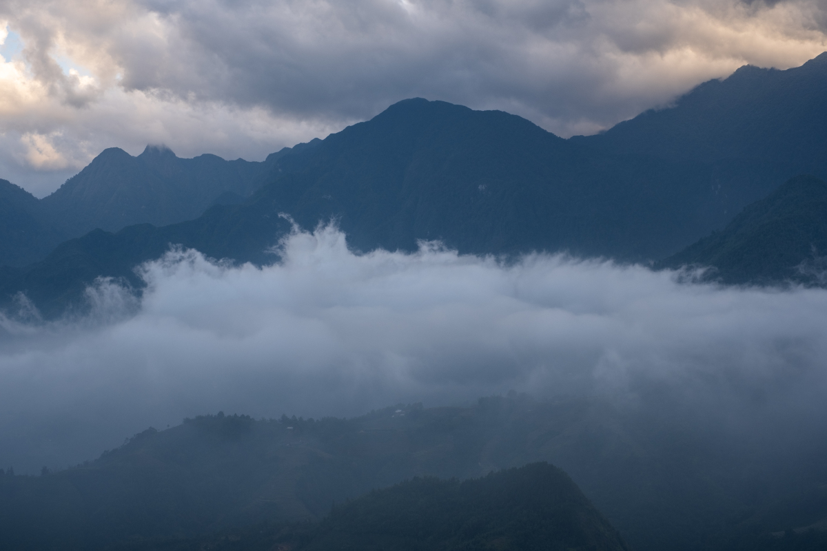春意盎然,山间云雾缭绕.云海翻腾,山峰若隐若现,宛如仙境.