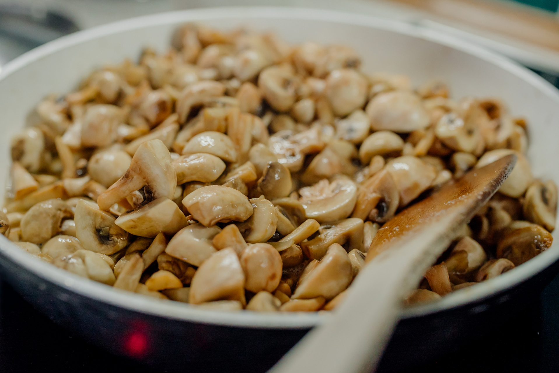 薄壳米是潮汕地区受欢迎的食材,含有丰富的蛋白质,维生素,矿物质和