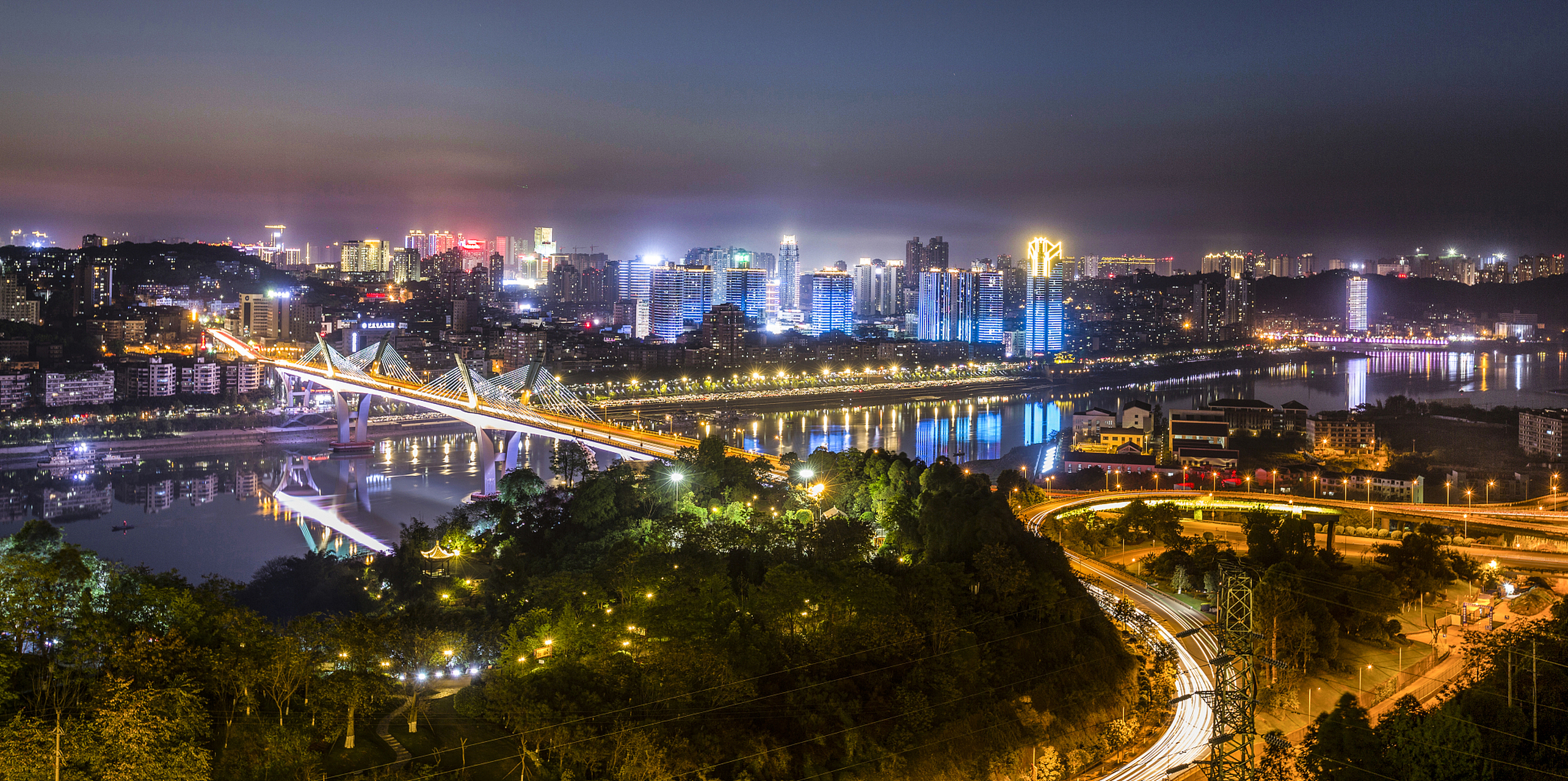 泸州,这个被誉为酒城的城市,仿佛就是为了酿造美酒而