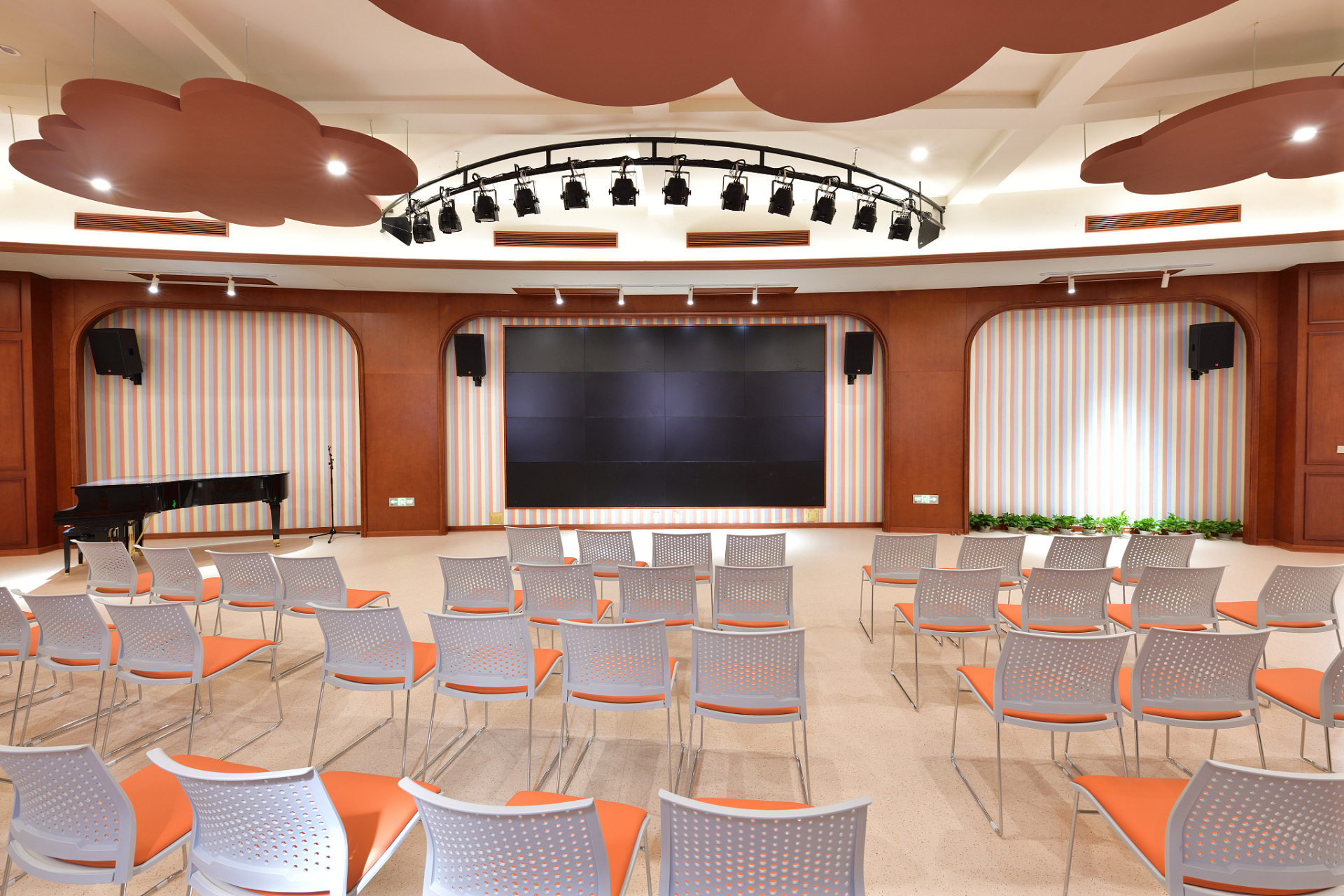 的吸音性能和多样的应用方式,成为现代建筑室内声学设计的关键材料