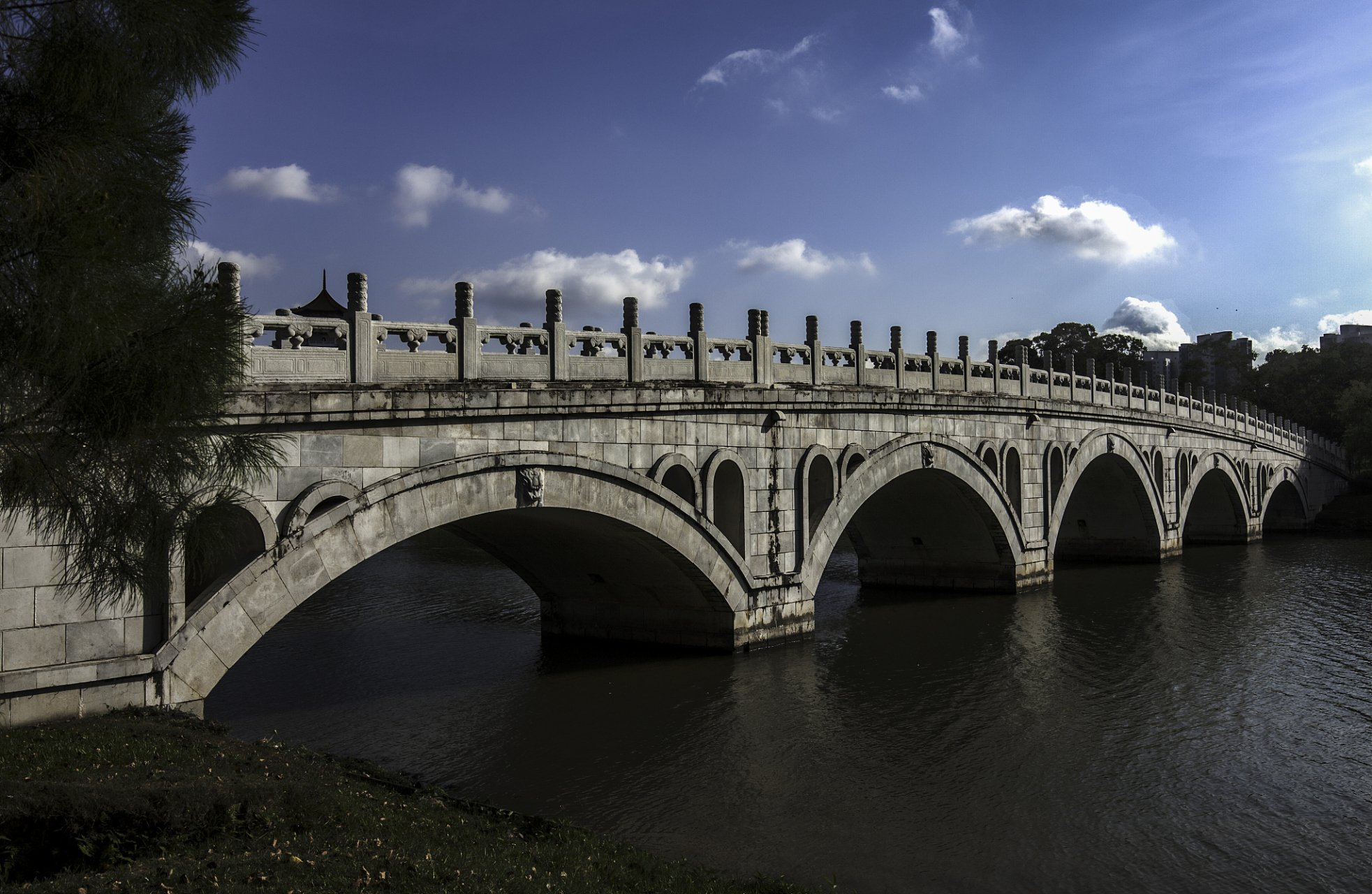 然而,随着知名度的提高,一些外地游客和本地年轻人