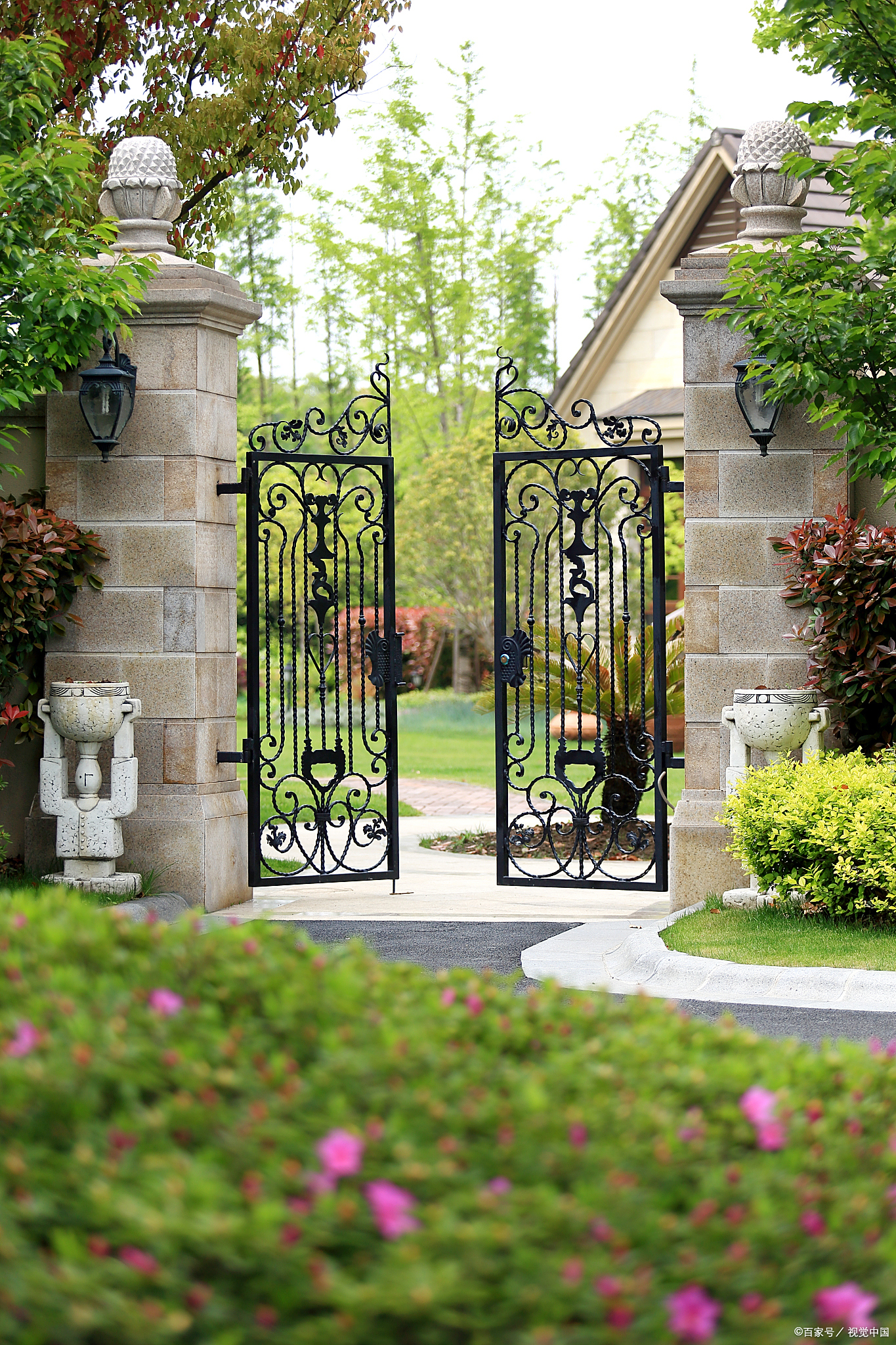 在住宅区或个人庭院的建筑设计中,围墙大门作为出入口的重要组成部分