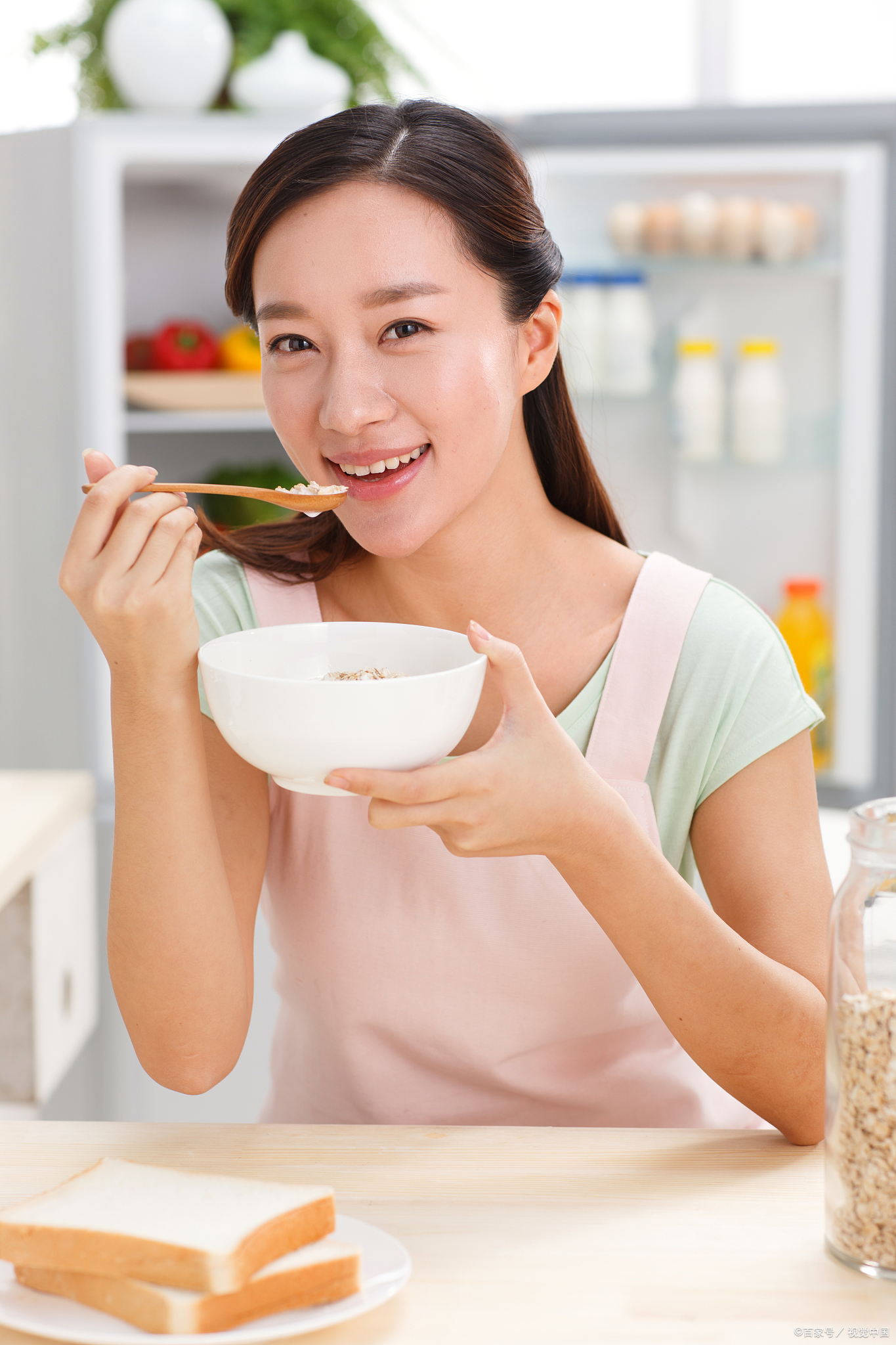 端碗习俗:拇指扣碗上有天,四指托碗下有地,手心中空内有乾坤!