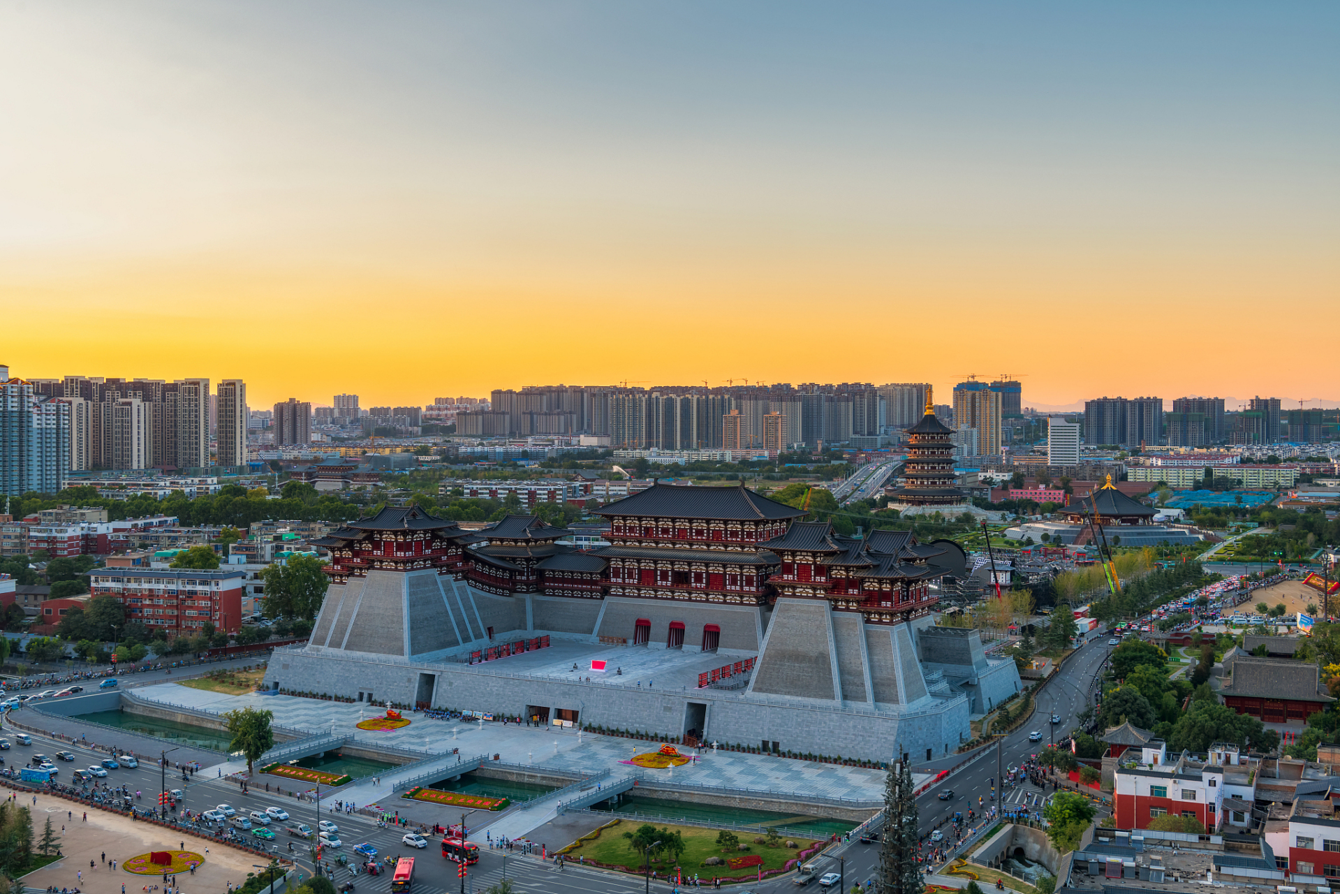在郑州,周末可以去荥阳古城,漫步于古城墙下,感受千年历史的厚重,品味