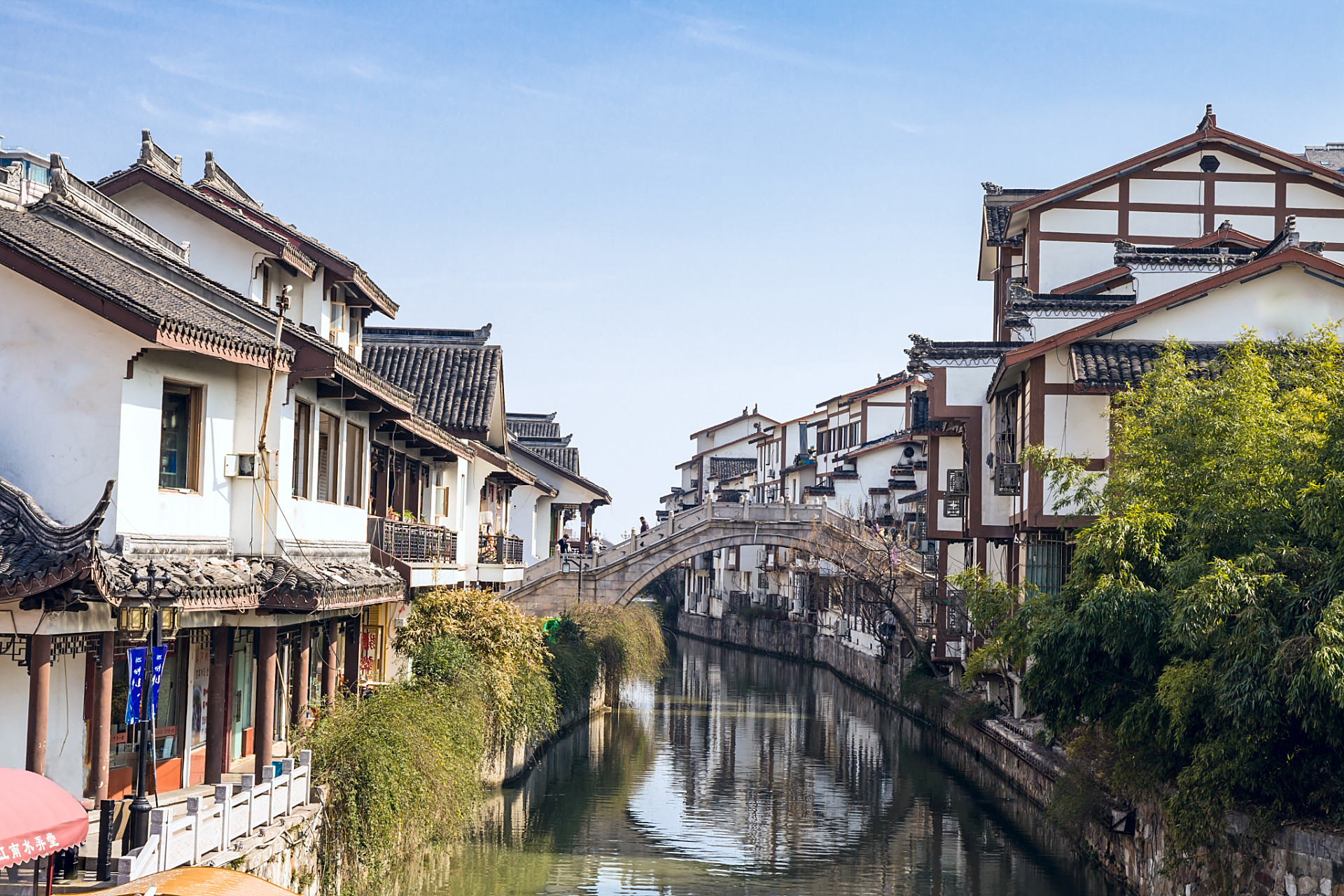 以下是濮院古镇游玩攻略:  必去景点: 濮院古镇有许多著名景点,其中最