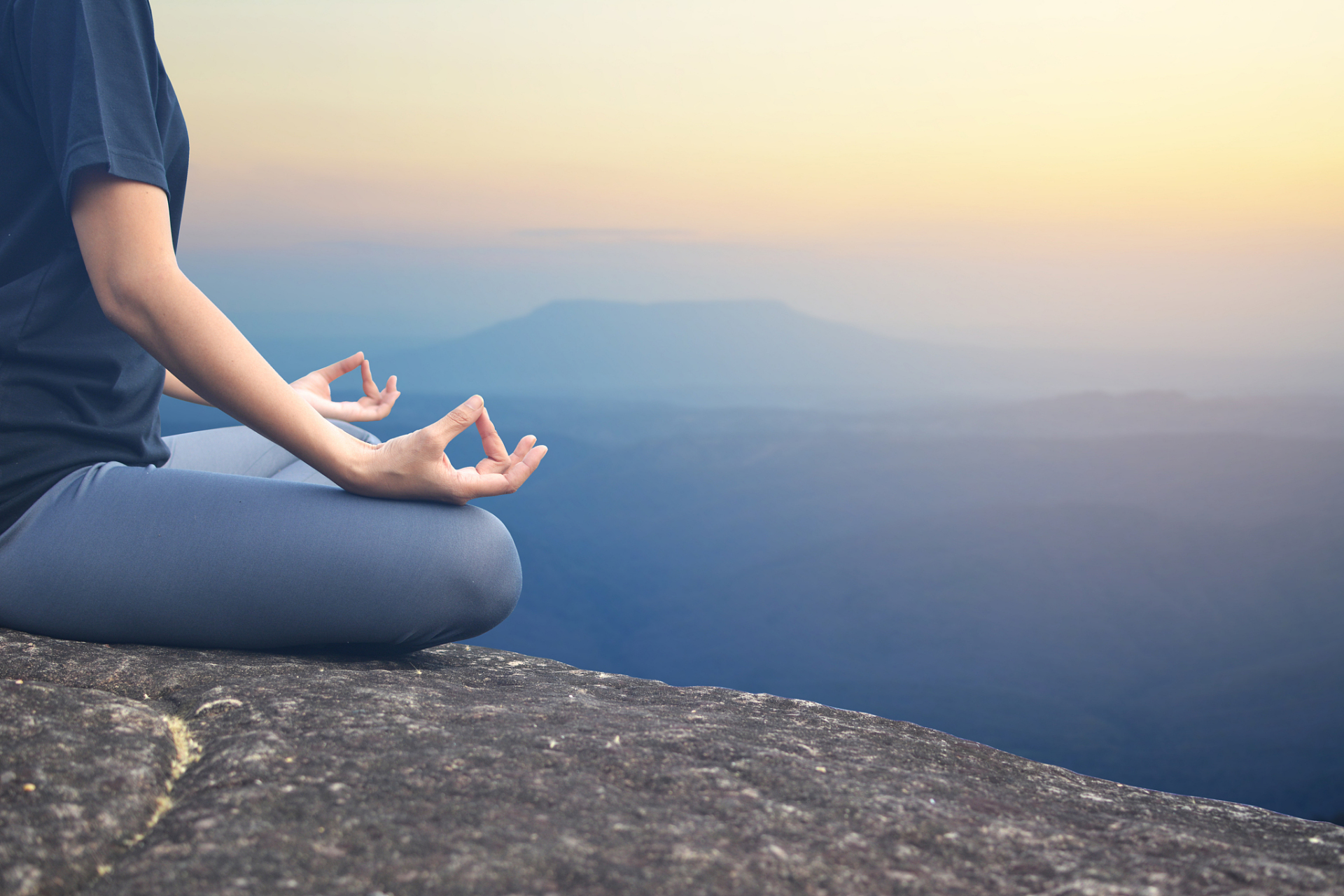 练习正念冥想的两个途径:  1.你可以在正念练习中,亲身体会和总结正念