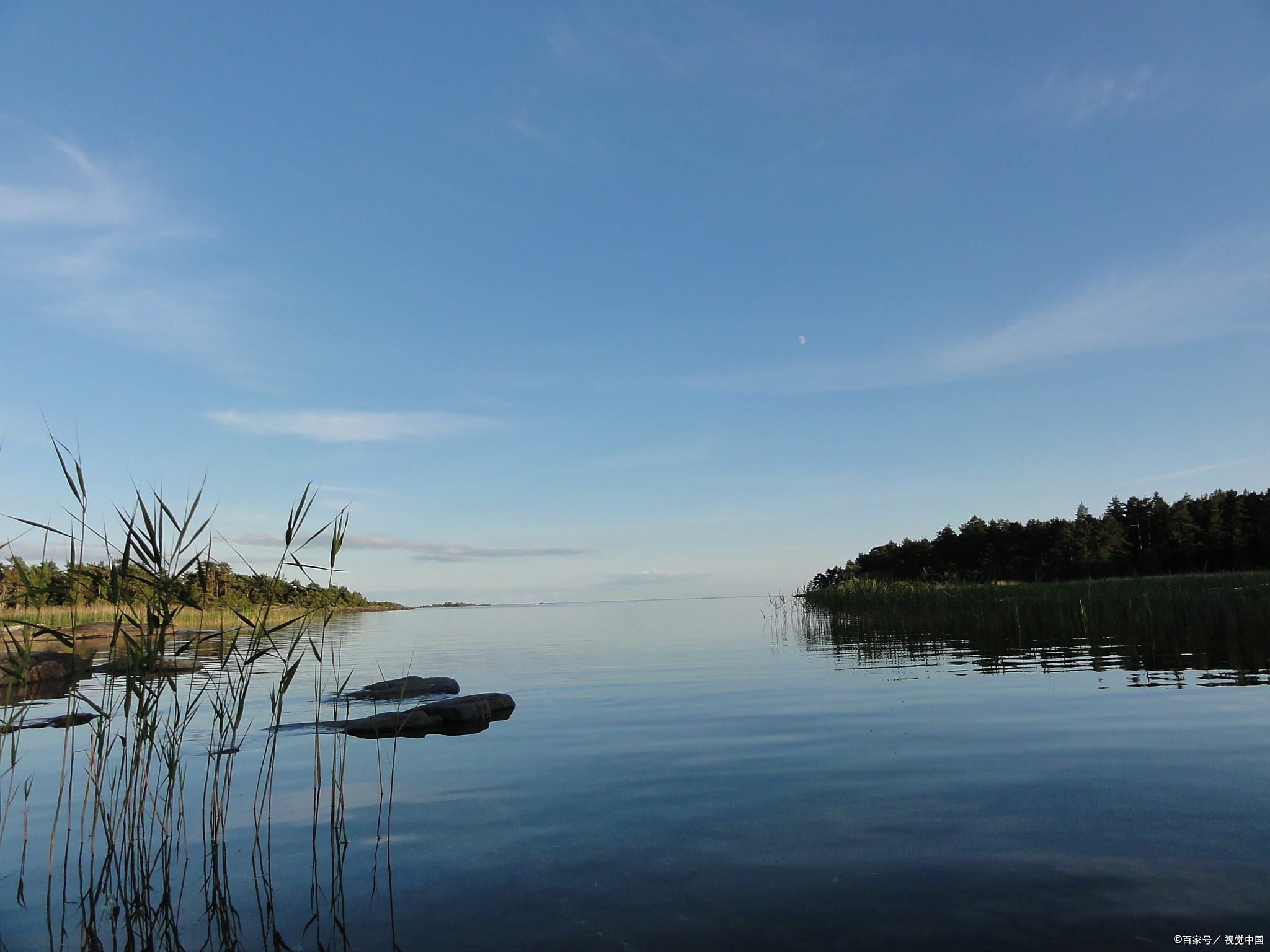 就像那深秋的湖面,虽然表面平静如镜,但湖底却涌动着无尽的暗流