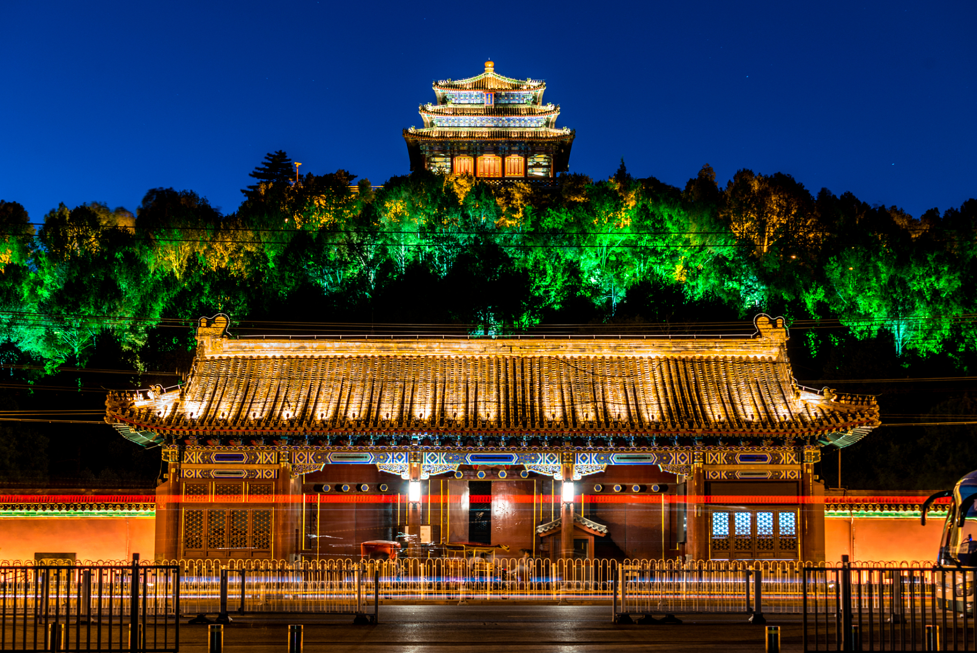 北京北海公园:位于北京市西城区,曾是皇家园林,夜晚的北海公园旧