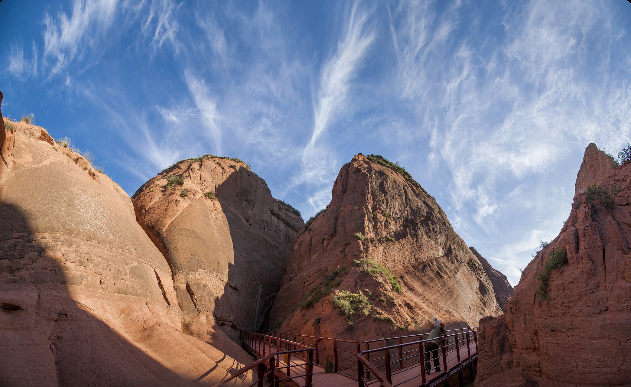 天山大峡谷景区位于乌鲁木齐县境内,距市区48公里.
