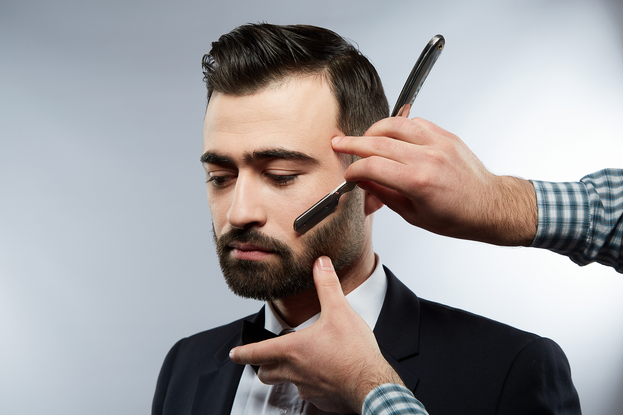 1,第一:坚持每天刮胡子,保持面部整洁清爽,一个面容光洁的男人,看