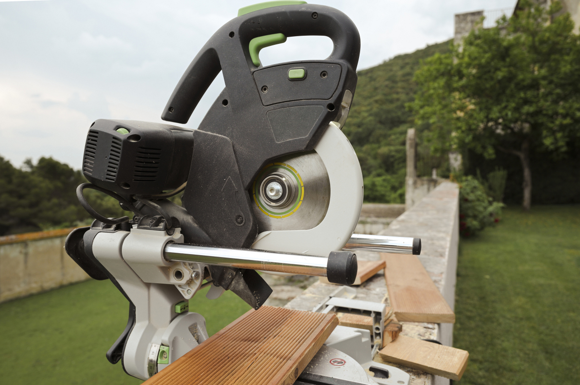 锯片是切割机的关键部件,需适时更换.