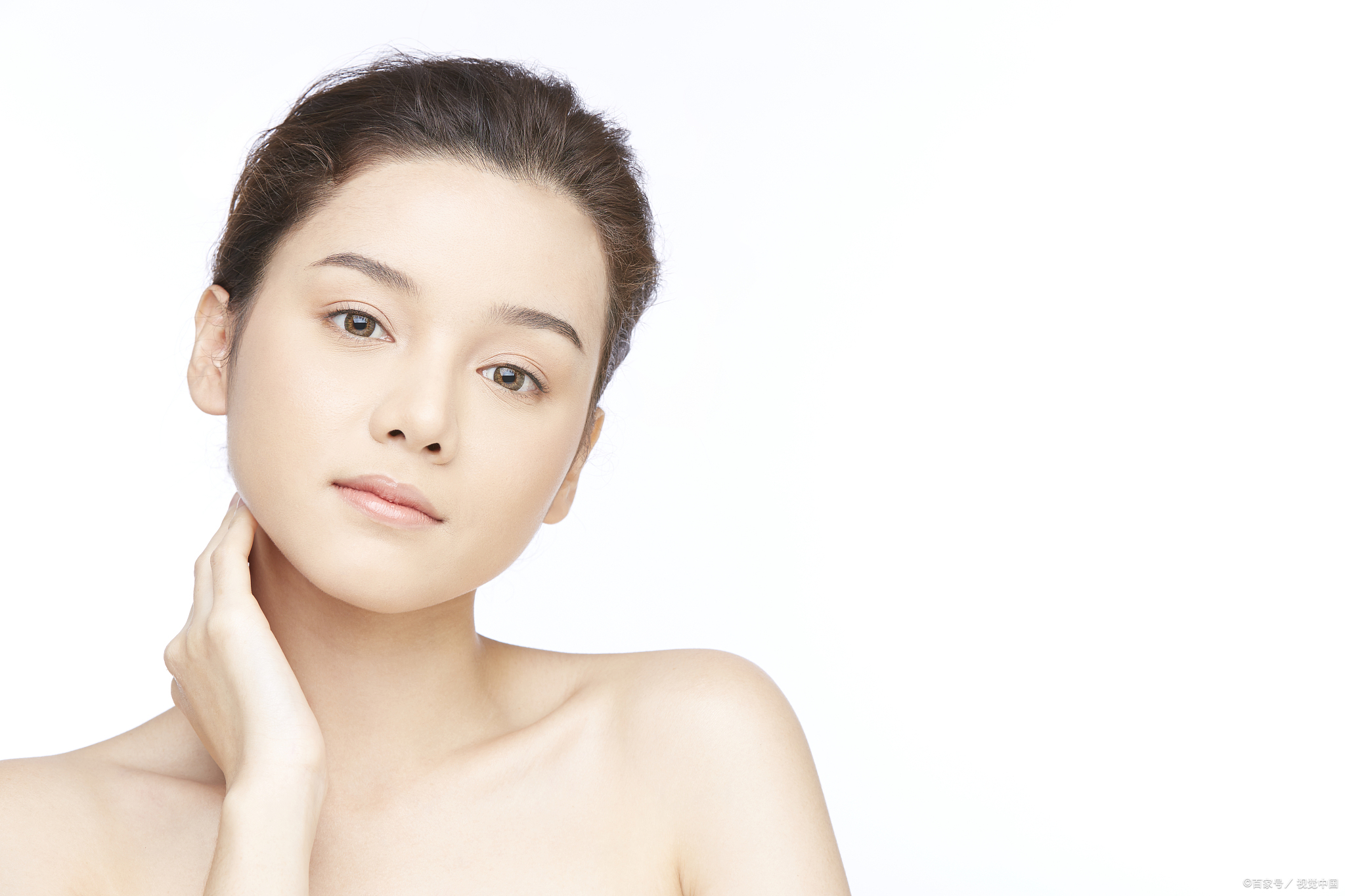 女生想要通过食补让脸色红润,可以采取以下几种方法:  红枣:红枣是