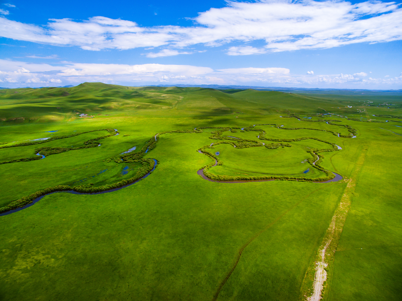 七仙湖草原,位于阿尔山市东北75公里处,是呼伦贝尔草原的一部分.