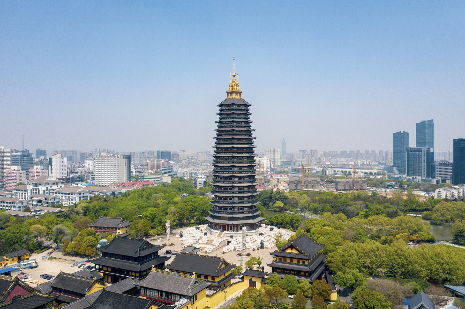 这座高耸入云的宝塔,不仅是常州的地标性建筑,更是江南佛教文化的瑰宝