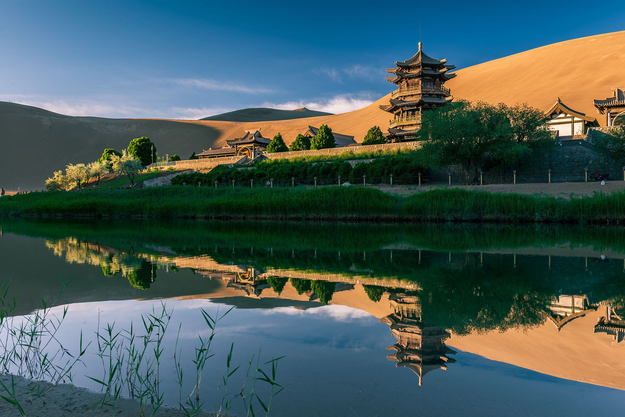 甘肃定西,西北明珠,山川风光如画,湖泊碧波荡漾.