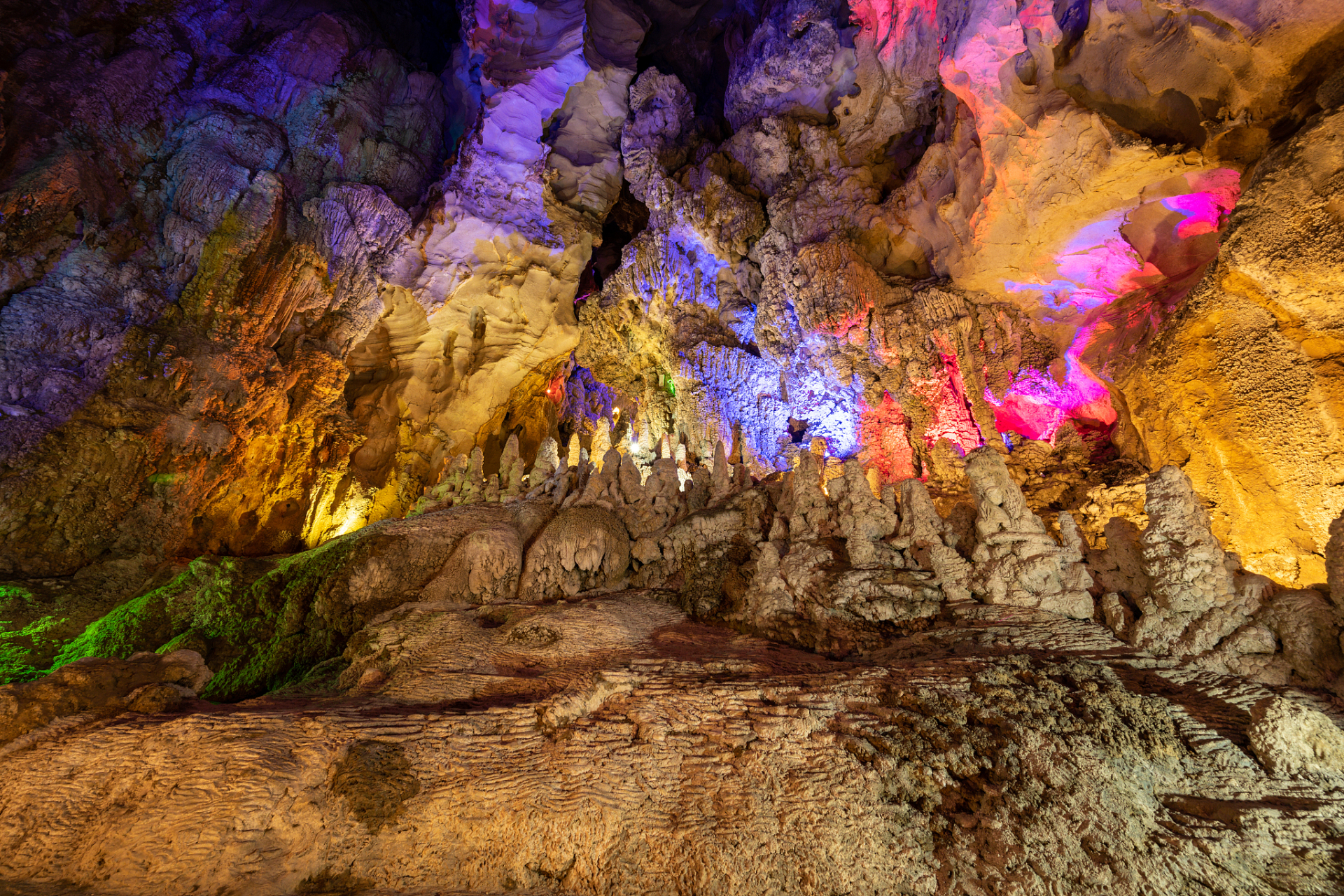 想象一下,乘坐小船穿梭于狭窄的溶洞之间,身临其境感受钟乳石的奇妙