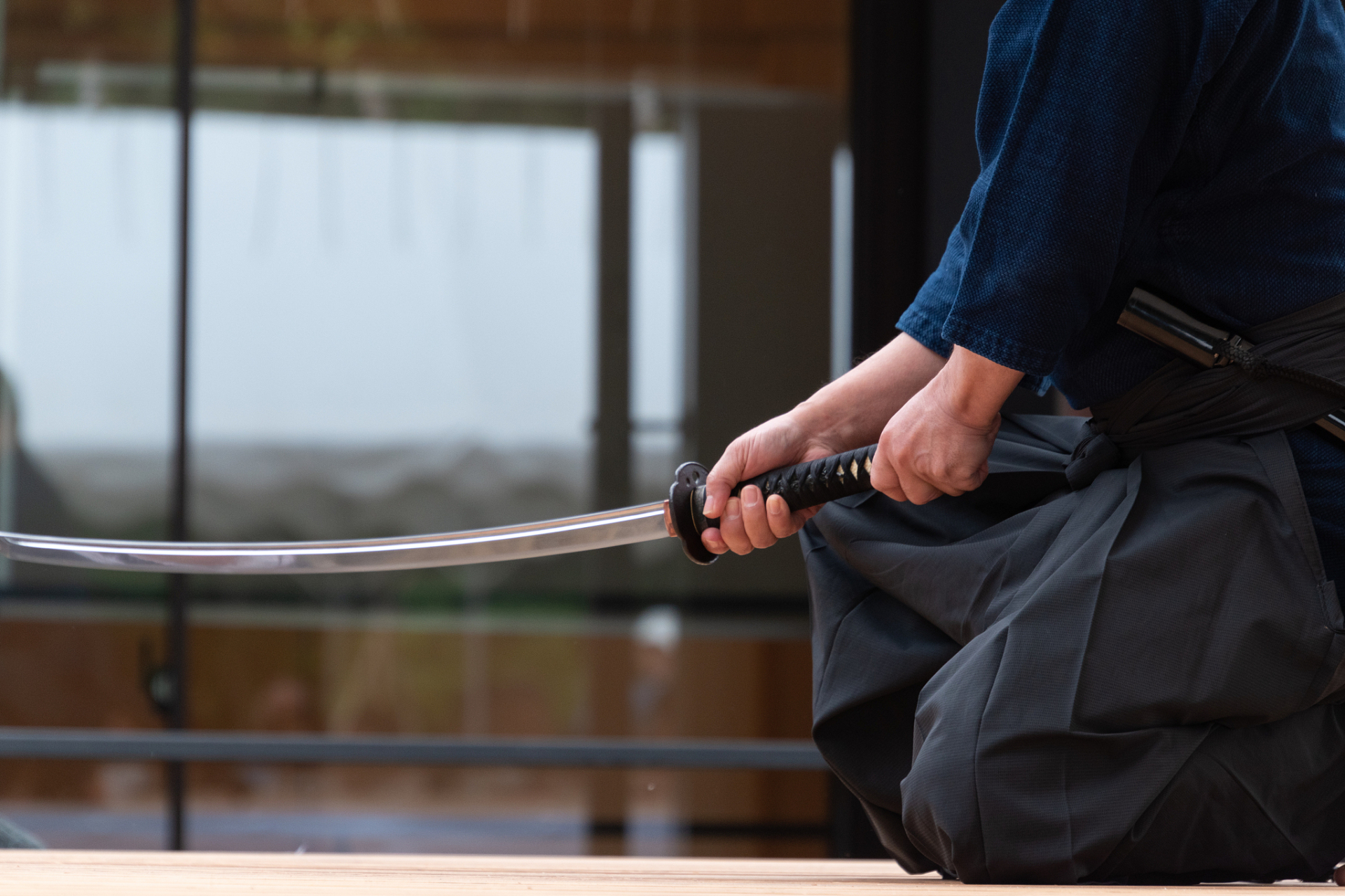 日本剑术最有代表性的是拔刀流,拔刀流最出色的是居合斩,居合斩鬃 