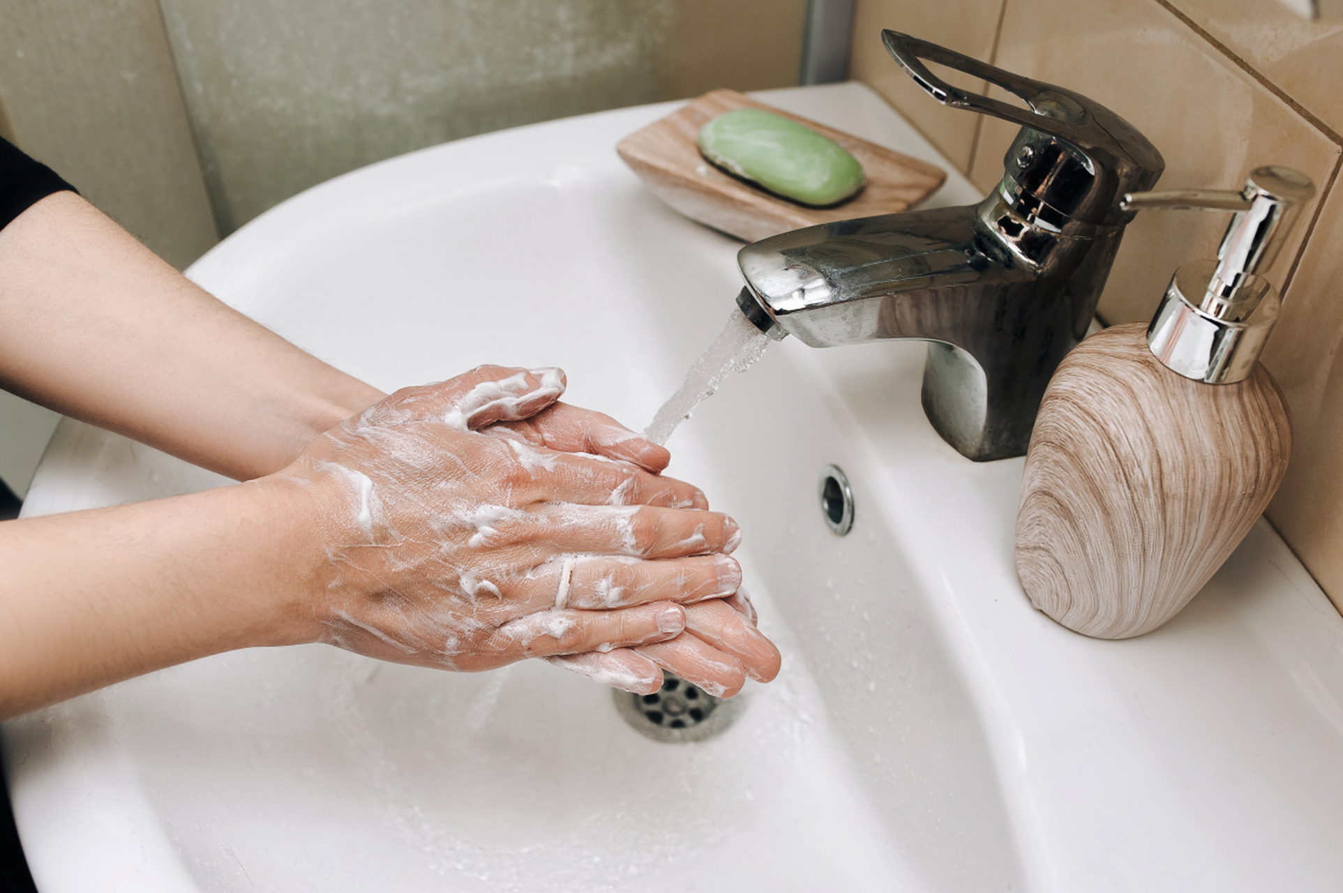 平时会要求孩子们在饭前便后要洗手,可是您自己有没有做到呢?