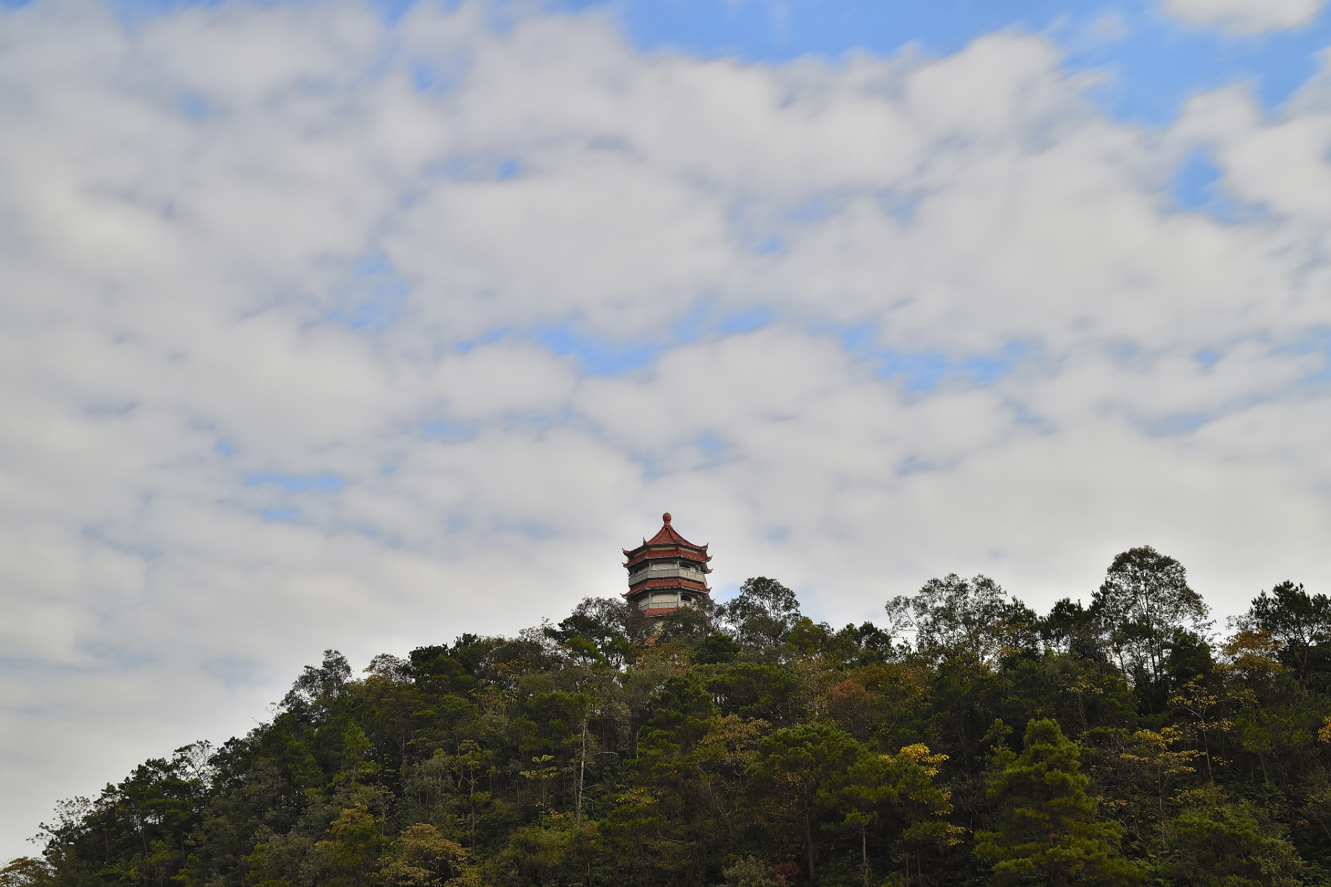 红塔山位于云南省玉溪市红塔区红塔大道旁,地处滇中腹地,与玉溪师范