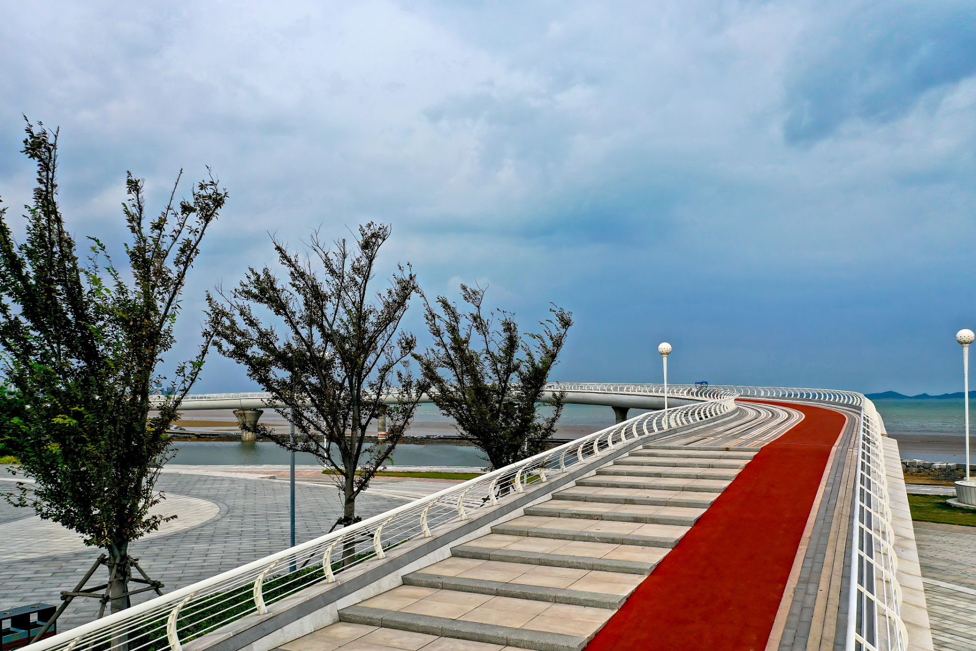 红石咀公园林深叶茂,是名副其实的森林氧吧.  天鹅湖体育公园 .