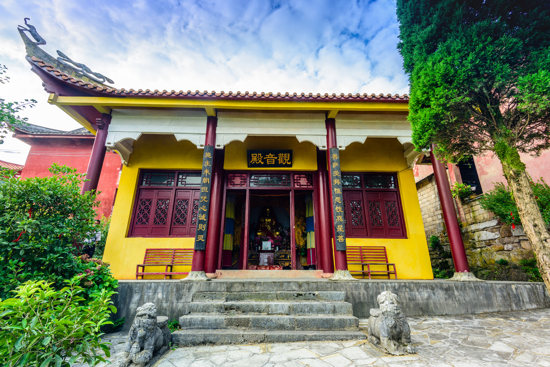 秋天,是杭州最美的季节,而杭州白云庵则是秋意浓情的绝佳去处.