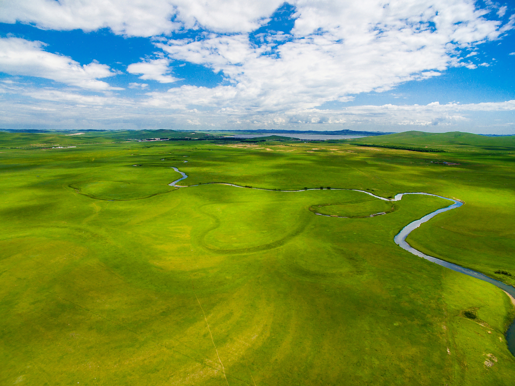 七仙湖草原,位于阿尔山市东北75公里处,是呼伦贝尔草原的一部分.