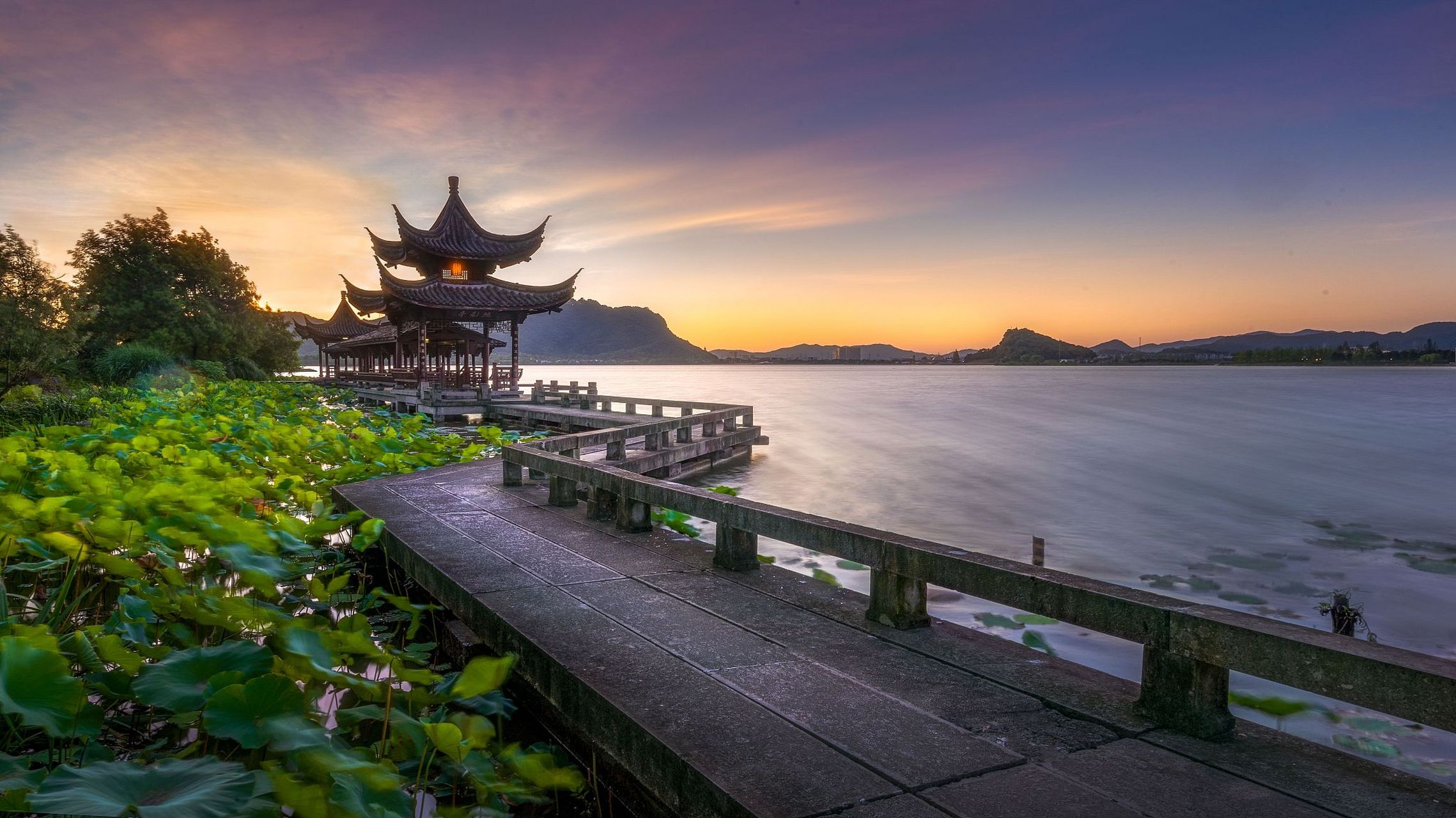杭州西湖风景名胜区,位于浙江省杭州市西湖区龙井路1号,分为湖滨区,湖
