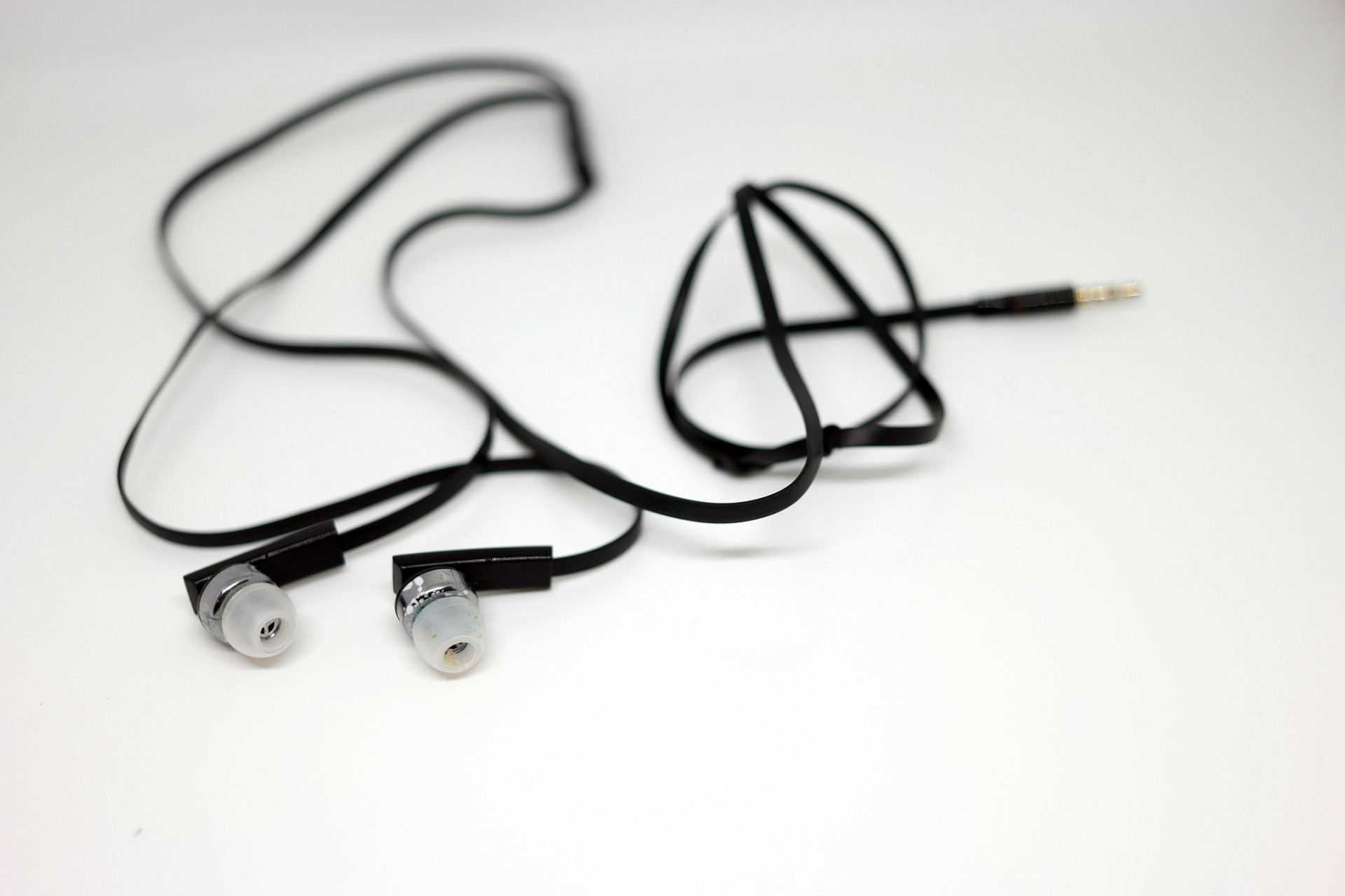 耳机的直角插头 耳机的直角插头是一种插头设计,与传统的直接插入的