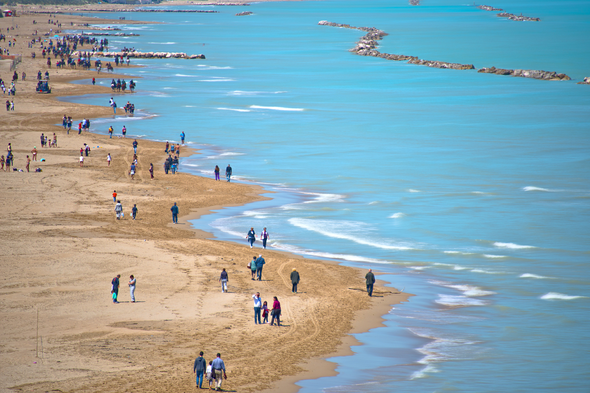 我最近去了一趟青岛石老人海水浴场,哇塞!简直太美了!