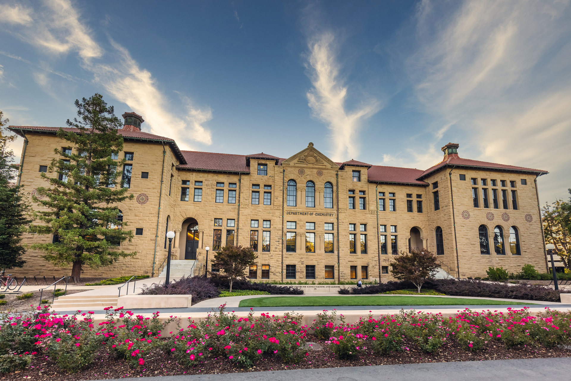 纽约邮报"今天报道,12岁华裔男童洪昊康本月从美国加州富勒顿学院毕业