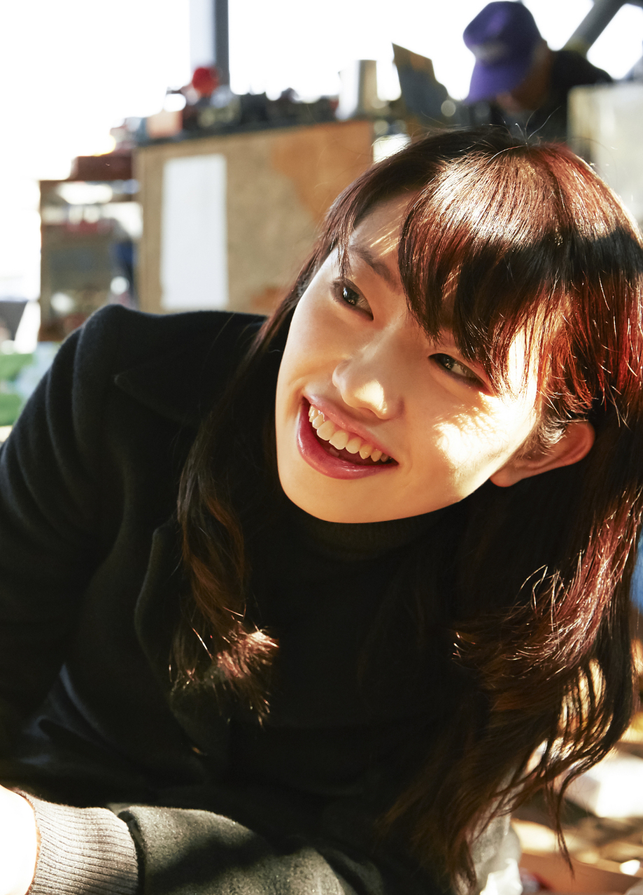 新垣结衣是日本当红女演员,以其清纯外貌和出色演技广受欢迎.