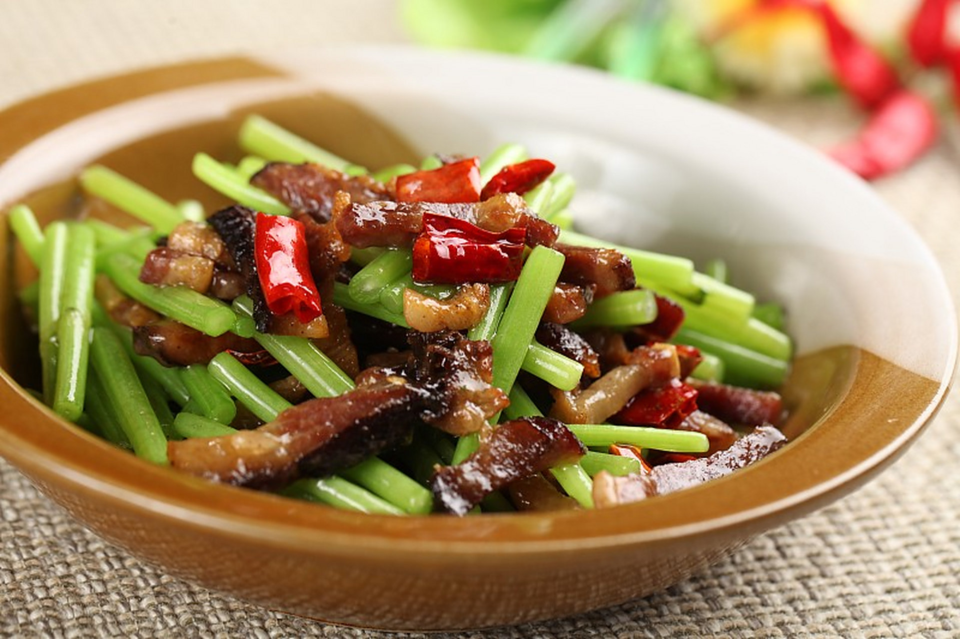 藜蒿炒腊肉可是江西十大名菜之一,藜蒿又叫白蒿,最早是由鄱阳湖边的