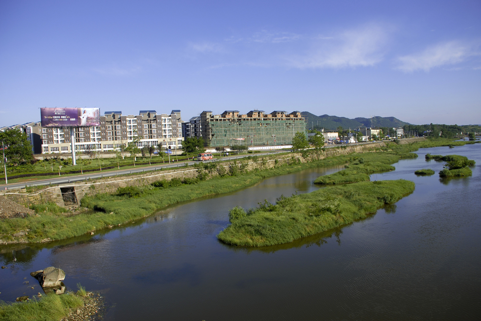 这里有许多风景名胜,如寻乌青龙岩,寻乌文昌阁等,让游客可以领略到