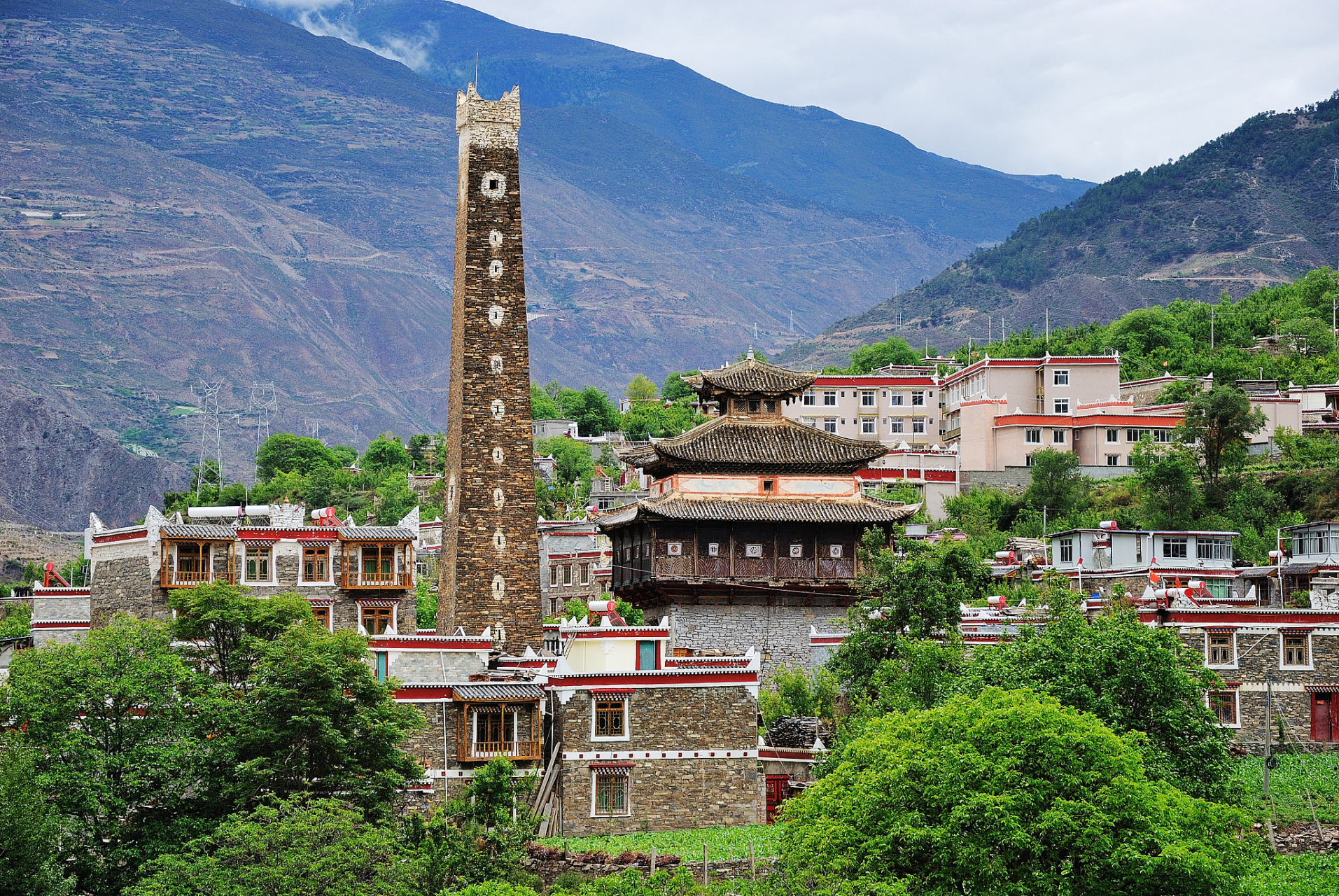 道孚县城:道孚县城历史文化悠久,有藏族民俗博物馆和茶马古道博物馆等