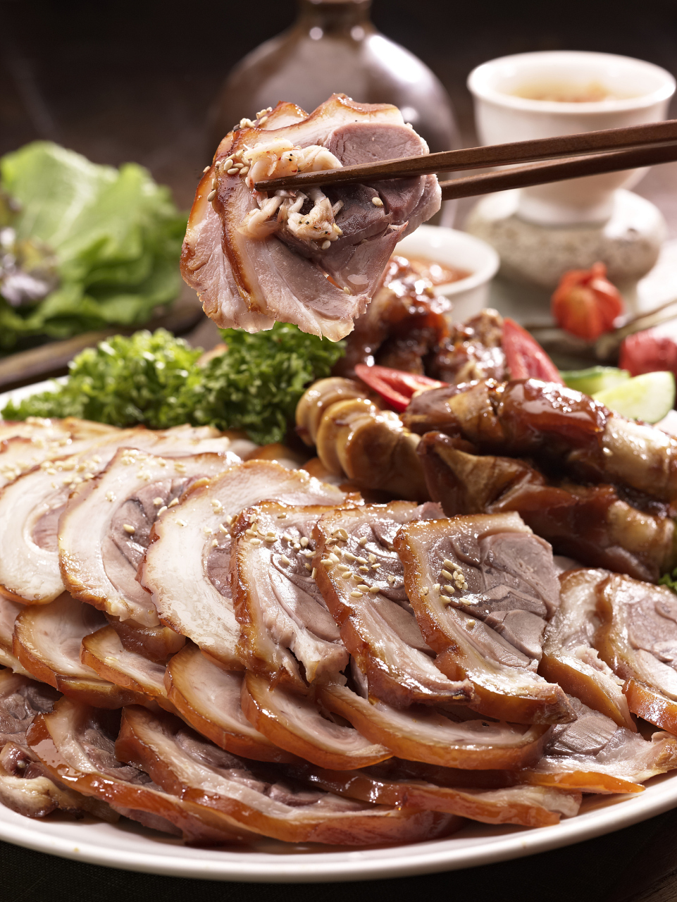 内蒙古各地的传统美食味道--扒驼掌 扒驼掌是内蒙古的特色美食之一,以