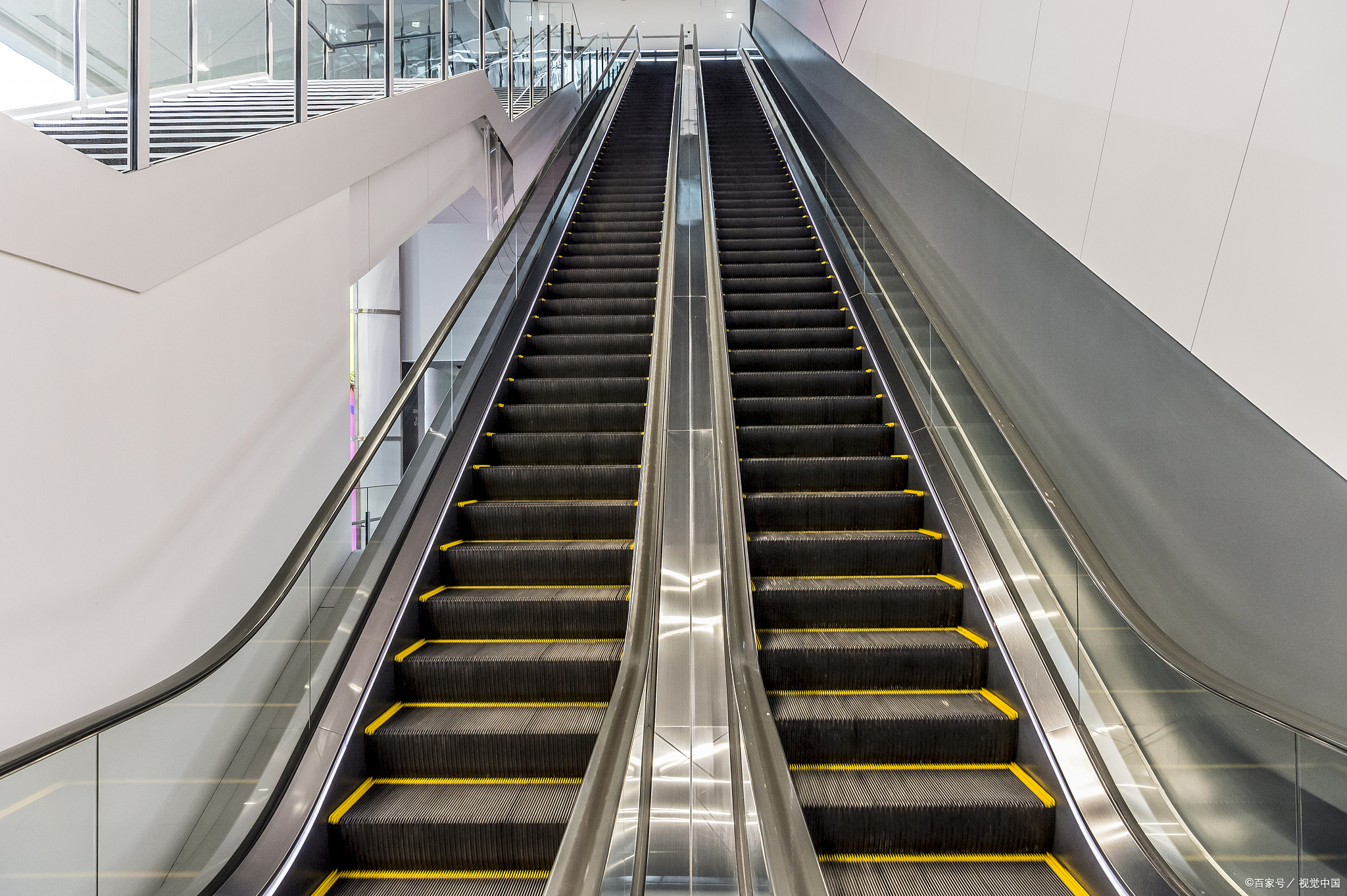 在医院扶梯上摔倒 想让医院赔偿2万 法院没再惯着