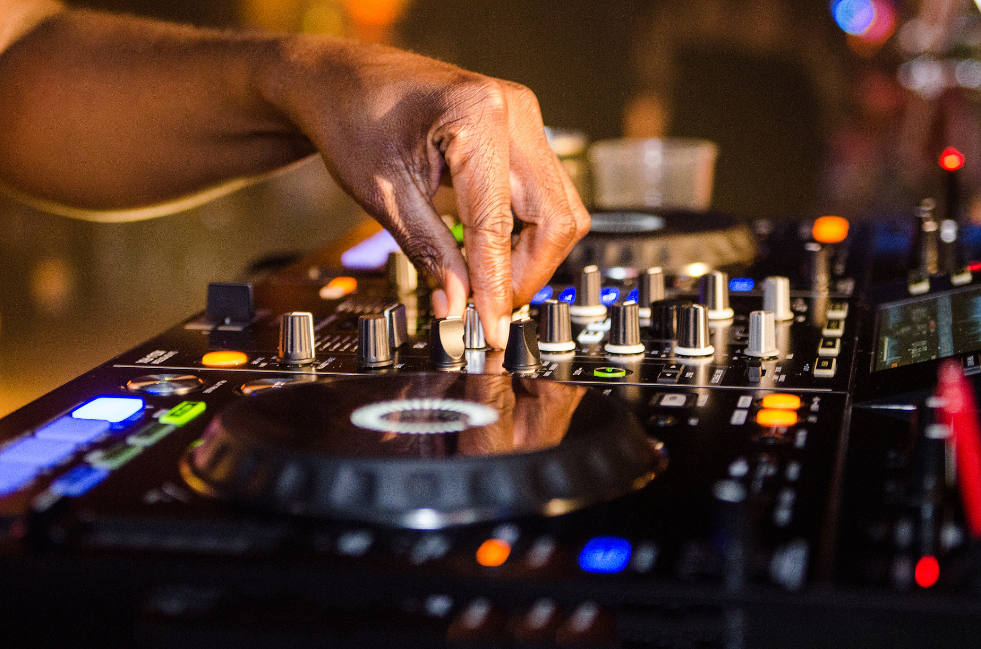 学dj打碟需要具备以下条件:1. 对音乐的热情和兴趣;2.