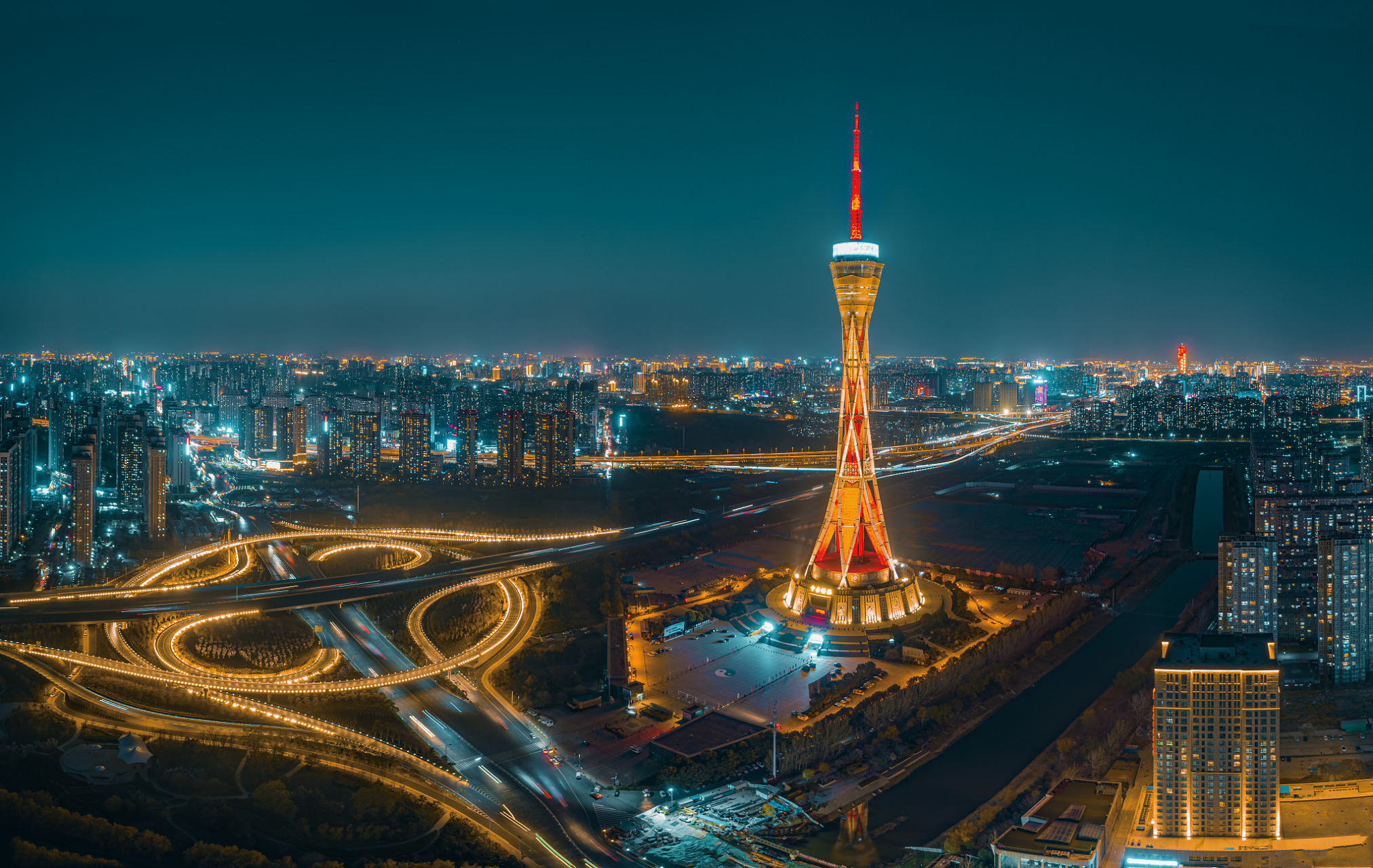 郑州中原福塔是一个标志性的建筑,位于河南省郑州市管城回族区,高度
