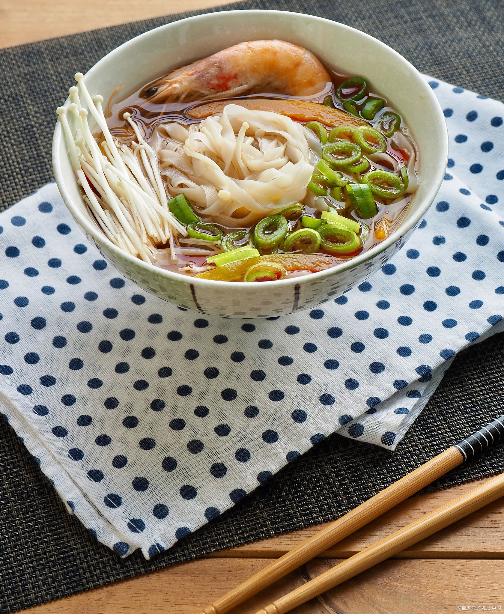 这银丝面的起源啊,得追溯到咱们常州悠久的历史文化里.