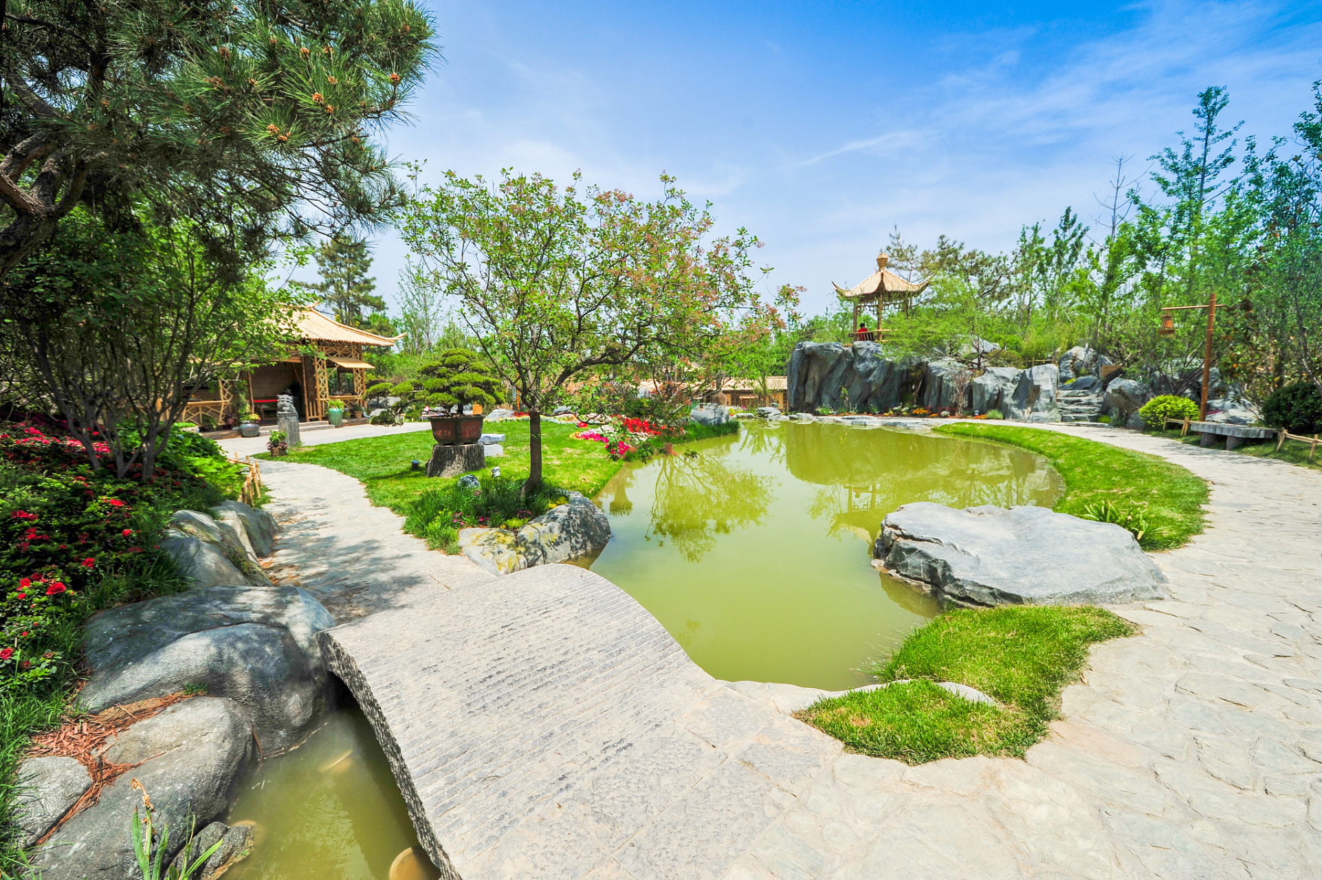 在日渐升温的天气中,伊水游园成为了许多人放松身心,享受美好时光的